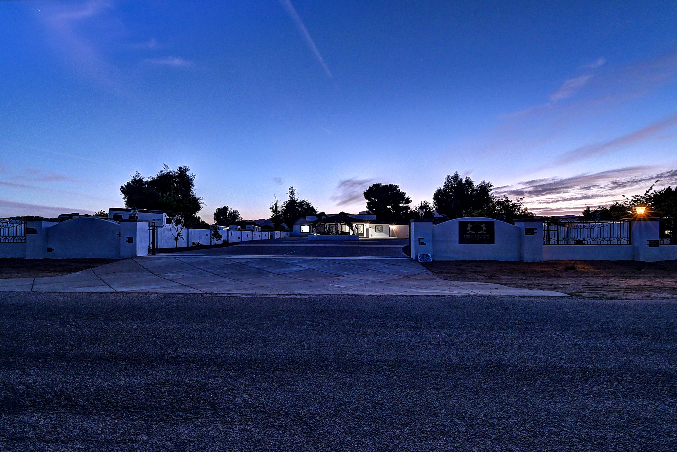Stunning 6 Bdm Desert Ranch Equestrian Estate! | Living Quarters + Stables | For Rent or Sublet