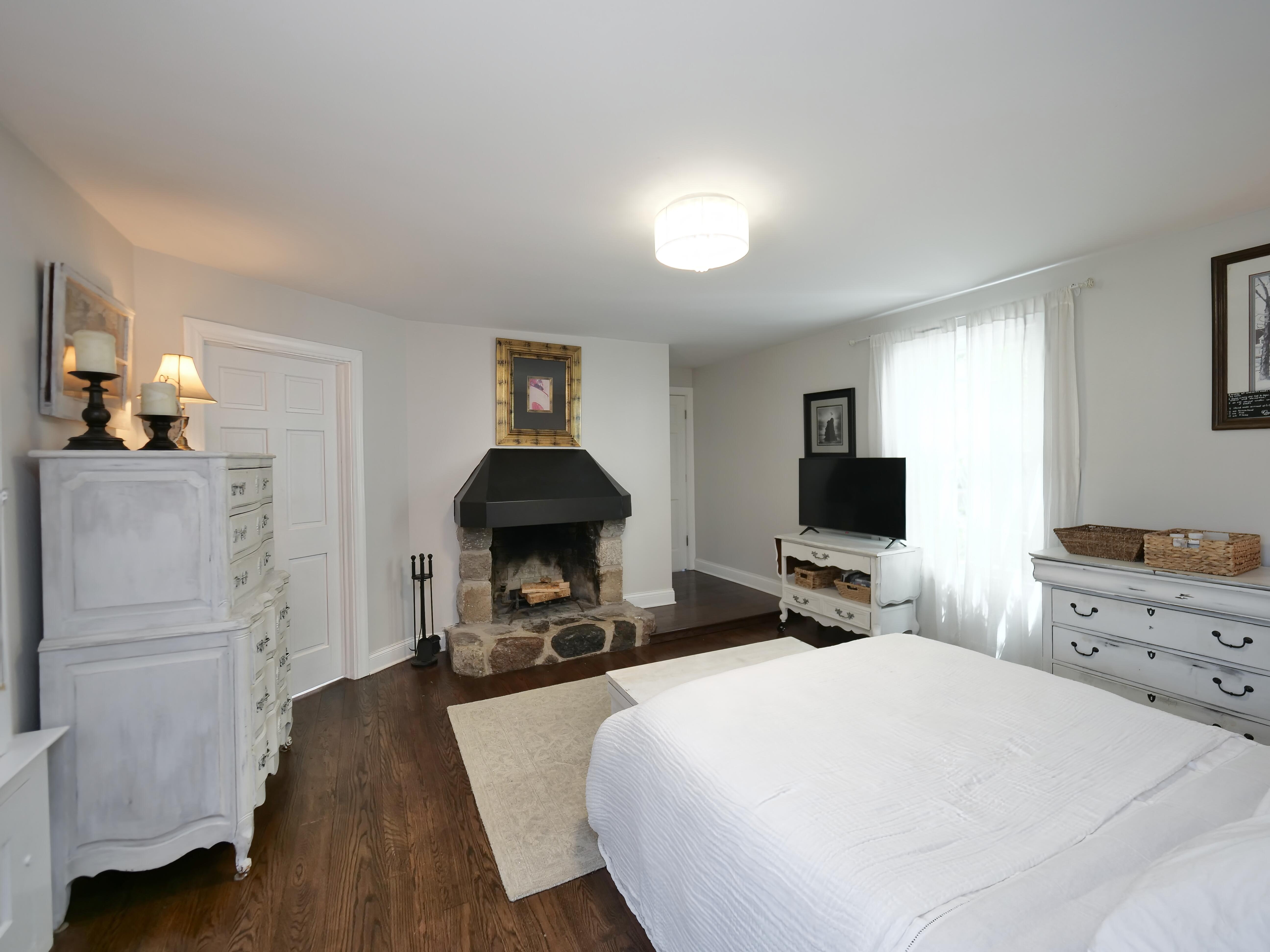 LUXURY EQUESTRIAN ESTATE---owner financing available! | Living Quarters + Stables | For Sale