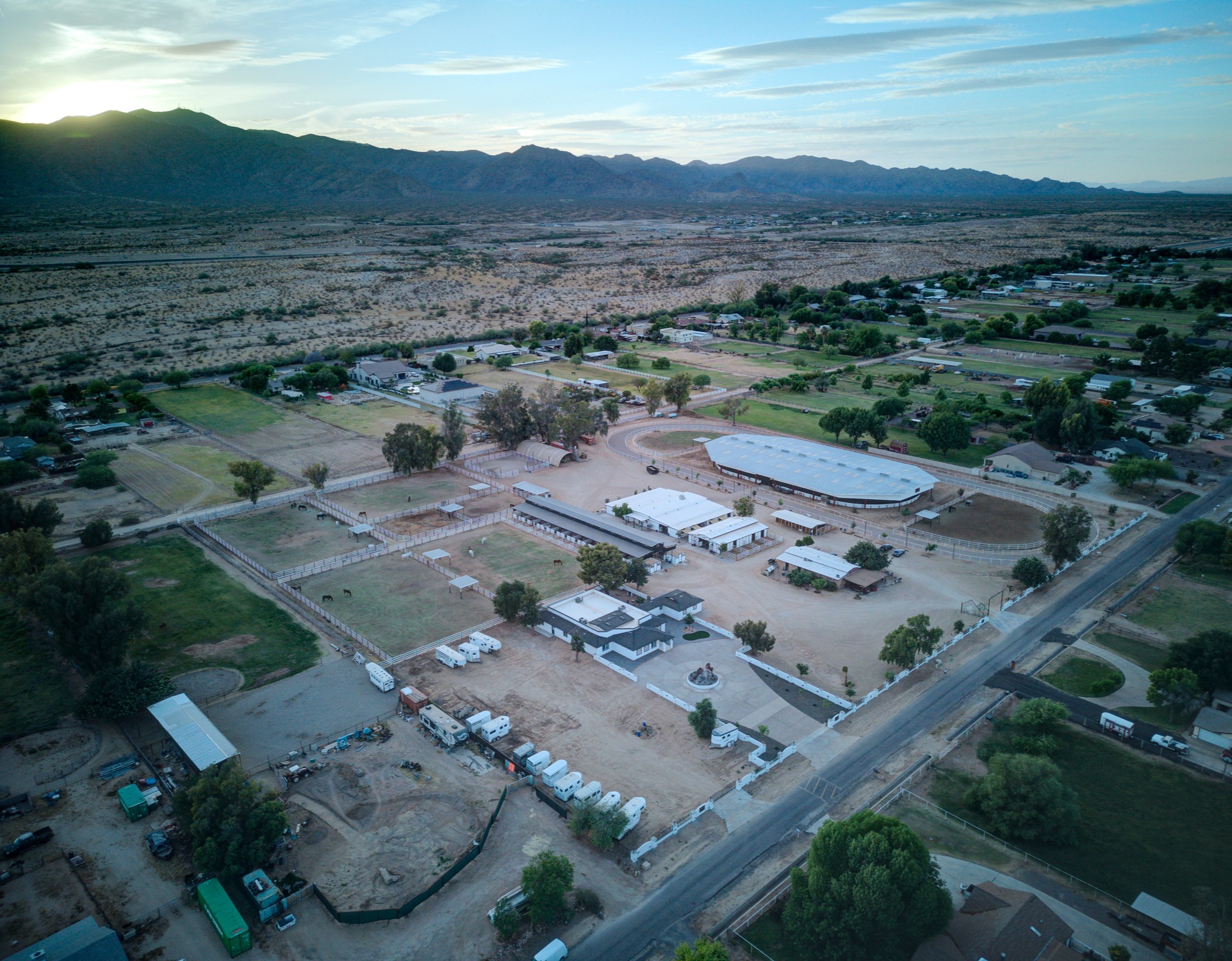 Stunning 6 Bdm Desert Ranch Equestrian Estate! | Living Quarters + Stables | For Rent or Sublet