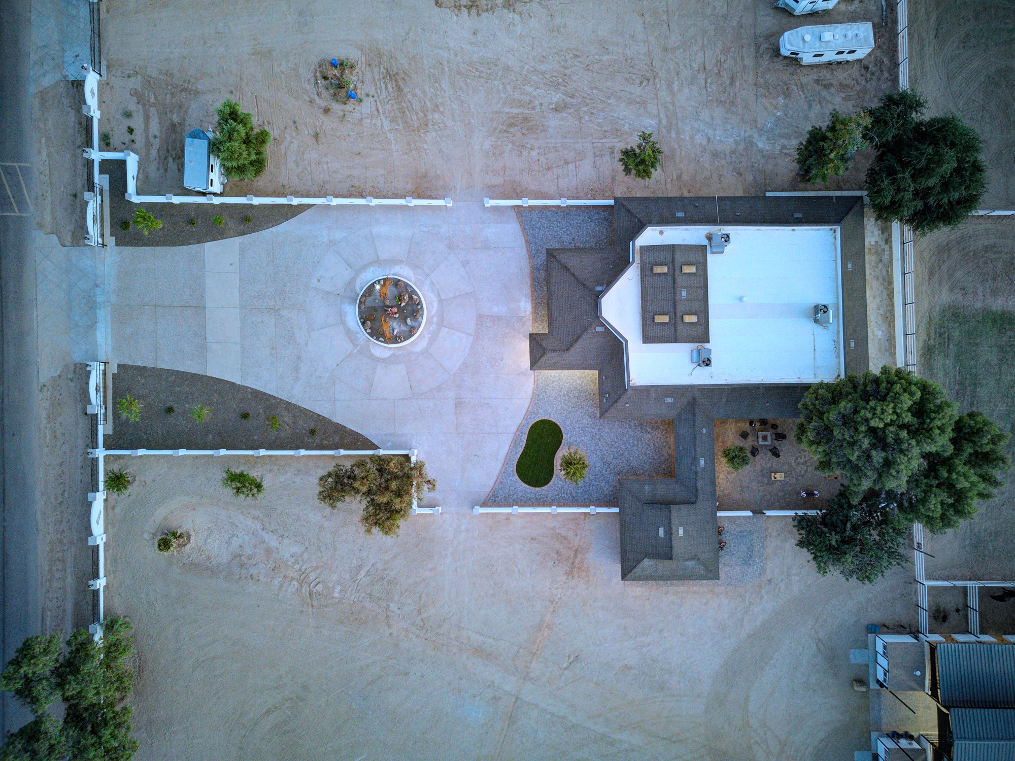 Stunning 6 Bdm Desert Ranch Equestrian Estate! | Living Quarters + Stables | For Rent or Sublet