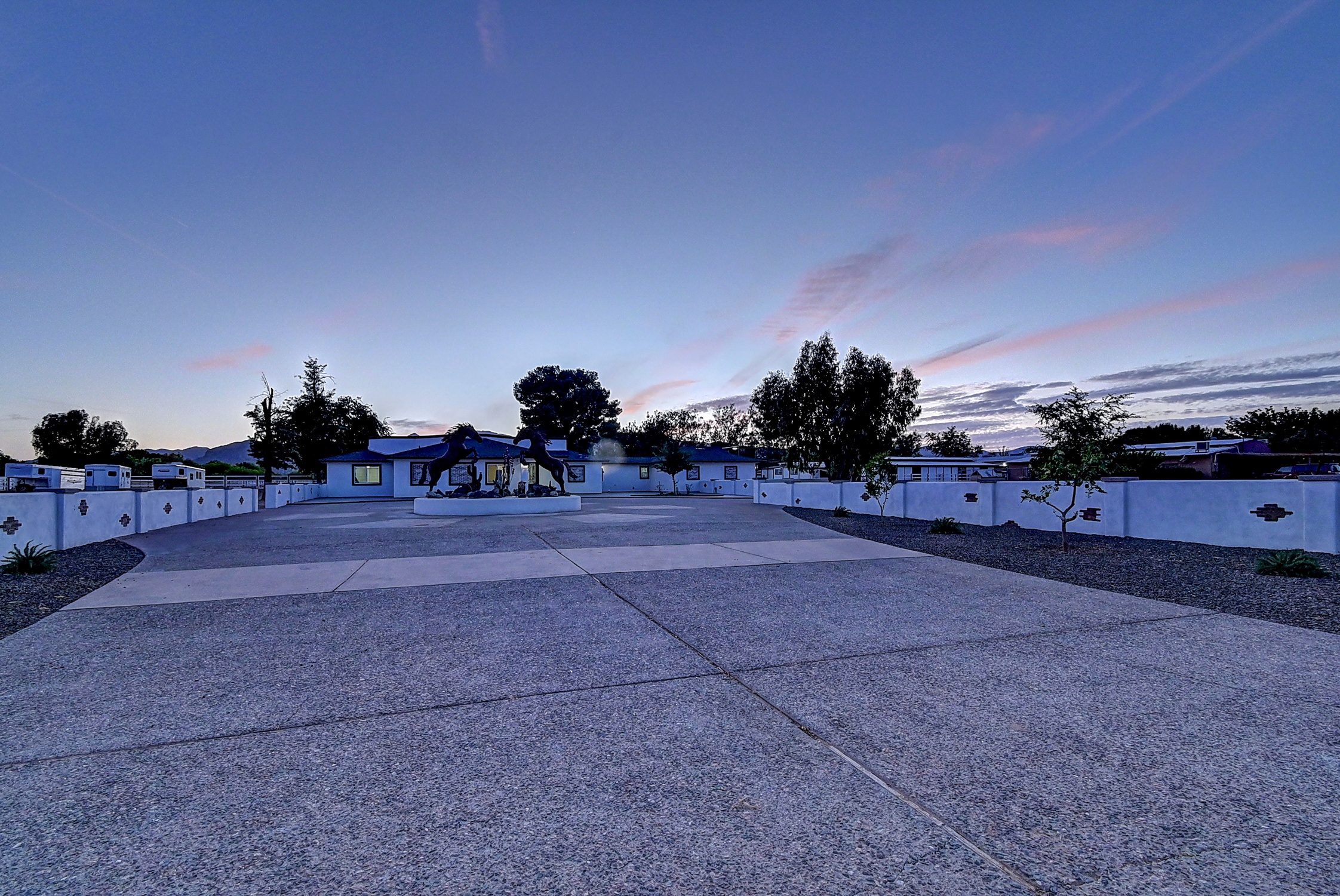 Stunning 6 Bdm Desert Ranch Equestrian Estate! | Living Quarters + Stables | For Rent or Sublet