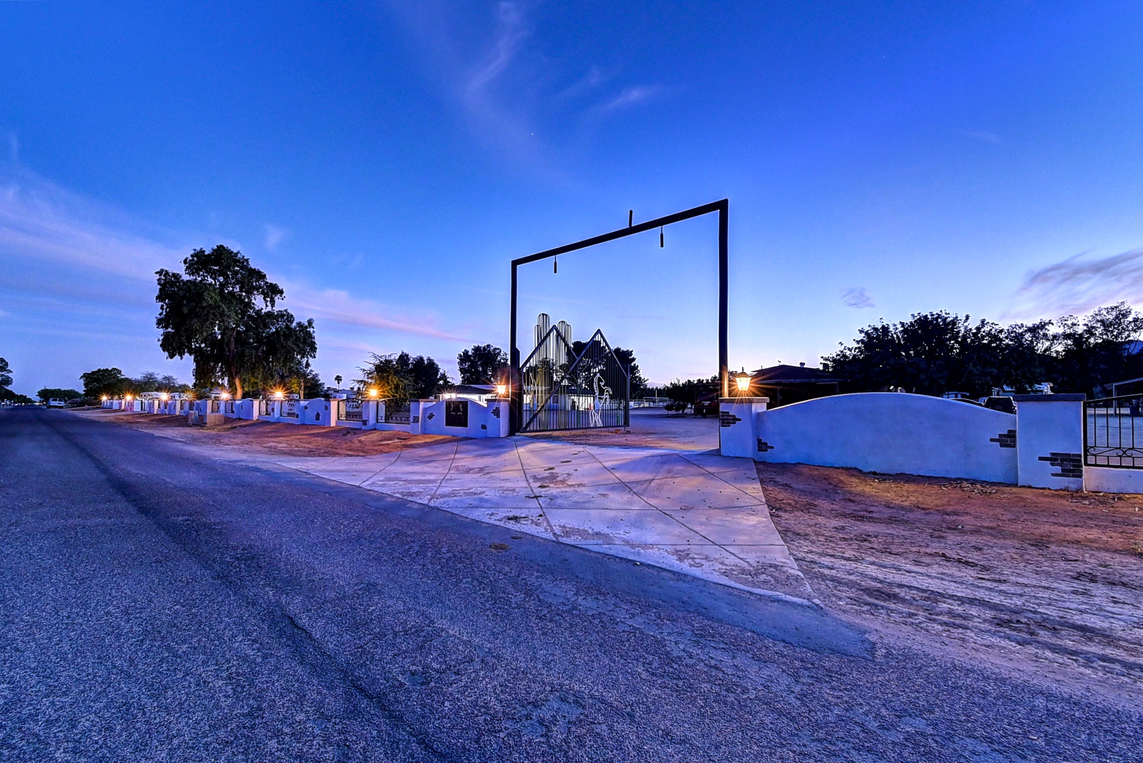 Stunning 6 Bdm Desert Ranch Equestrian Estate! | Living Quarters + Stables | For Rent or Sublet