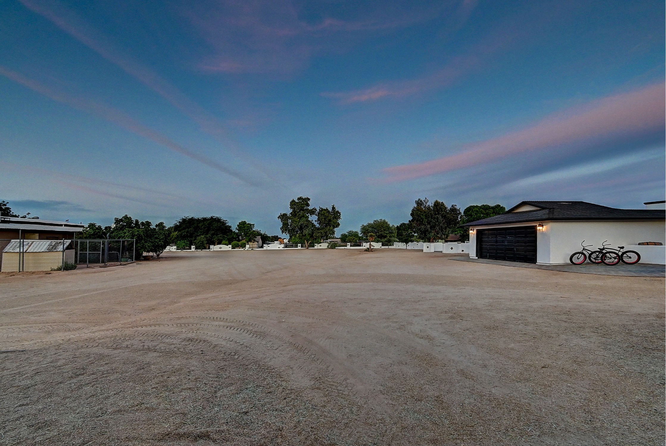 Stunning 6 Bdm Desert Ranch Equestrian Estate! | Living Quarters + Stables | For Rent or Sublet
