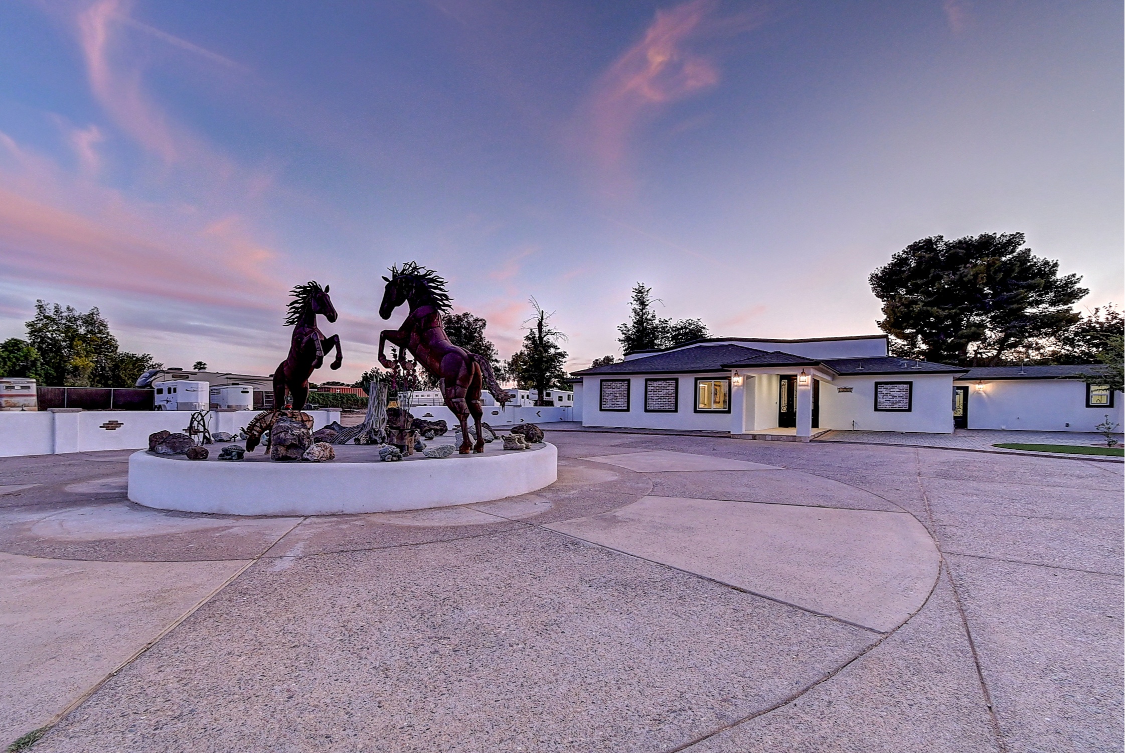 Stunning 6 Bdm Desert Ranch Equestrian Estate! | Living Quarters + Stables | For Rent or Sublet