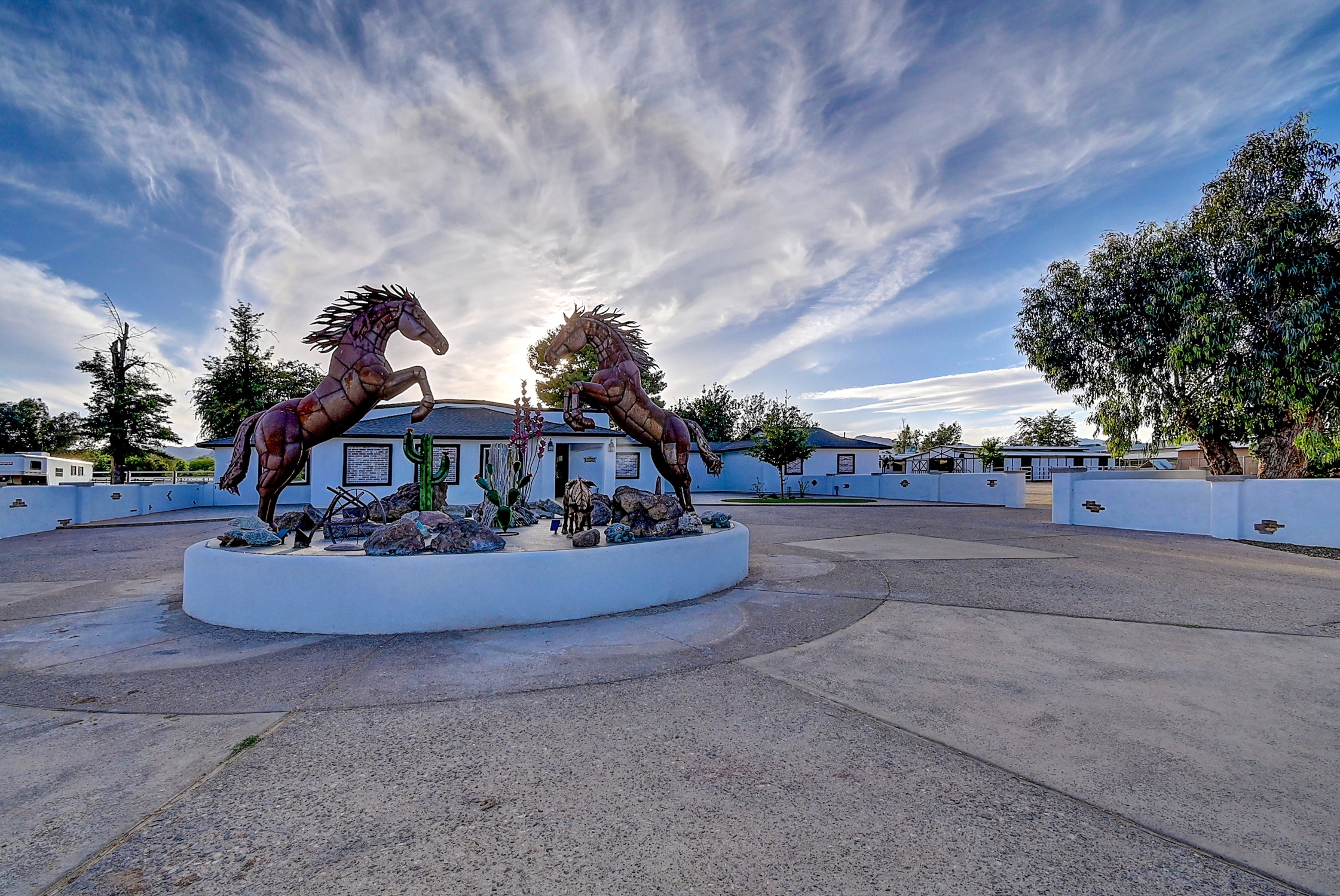 Stunning 6 Bdm Desert Ranch Equestrian Estate! | Living Quarters + Stables | For Rent or Sublet