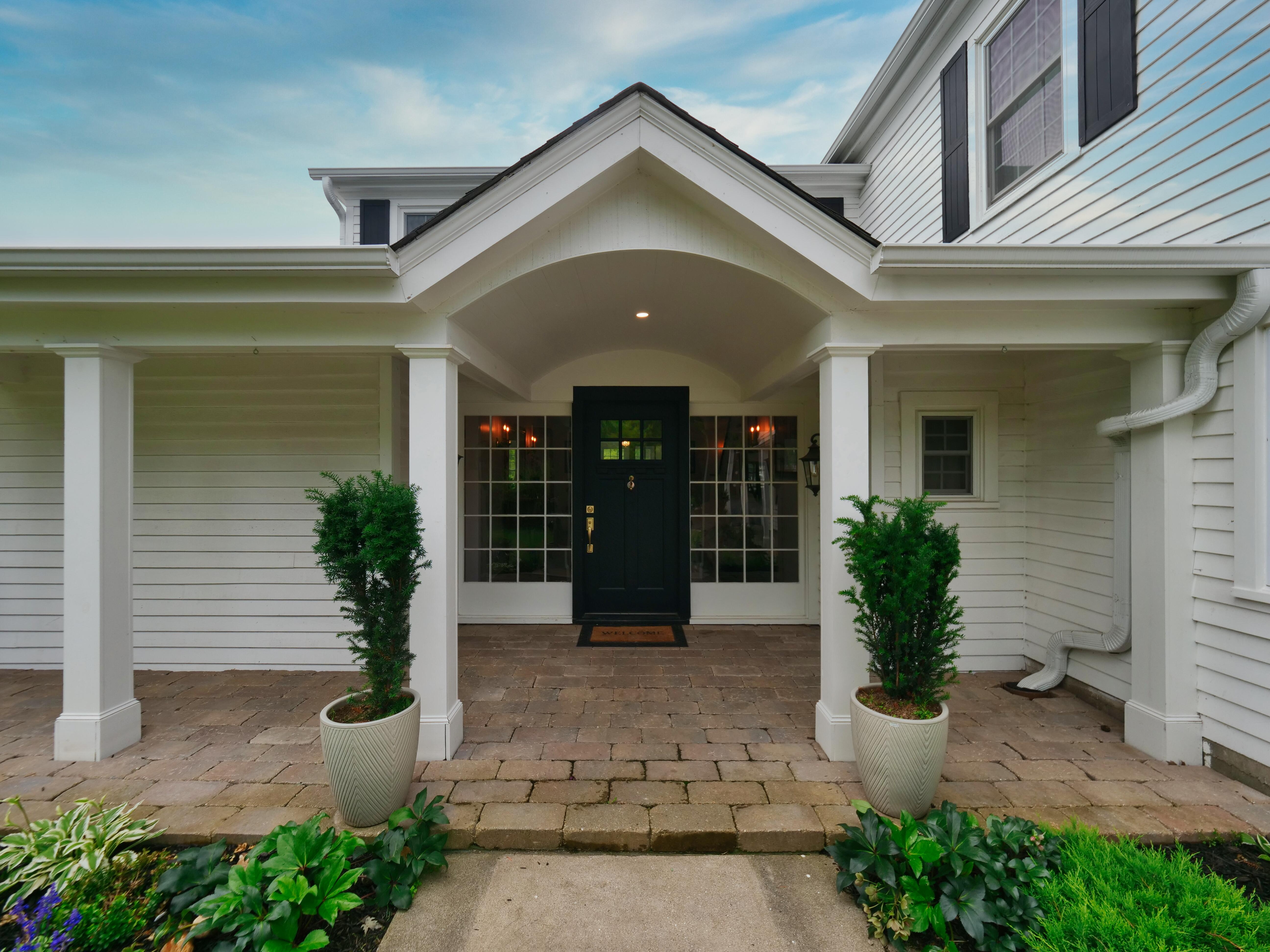 LUXURY EQUESTRIAN ESTATE---owner financing available! | Living Quarters + Stables | For Sale