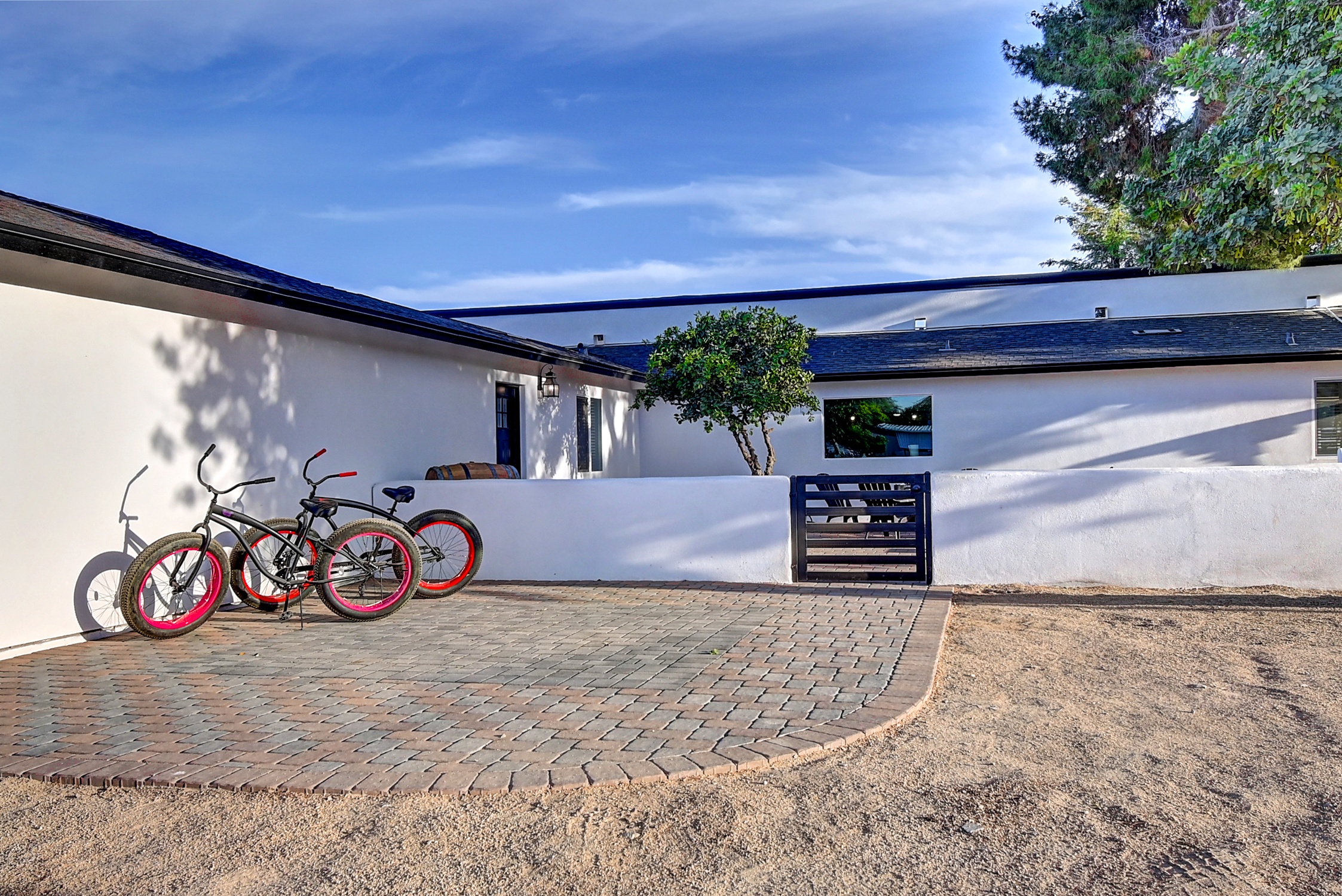 Stunning 6 Bdm Desert Ranch Equestrian Estate! | Living Quarters + Stables | For Rent or Sublet