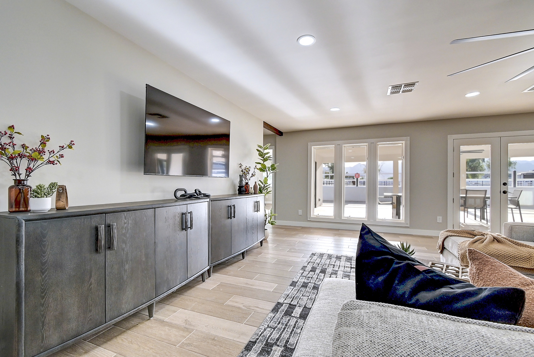 Stunning 6 Bdm Desert Ranch Equestrian Estate! | Living Quarters + Stables | For Rent or Sublet