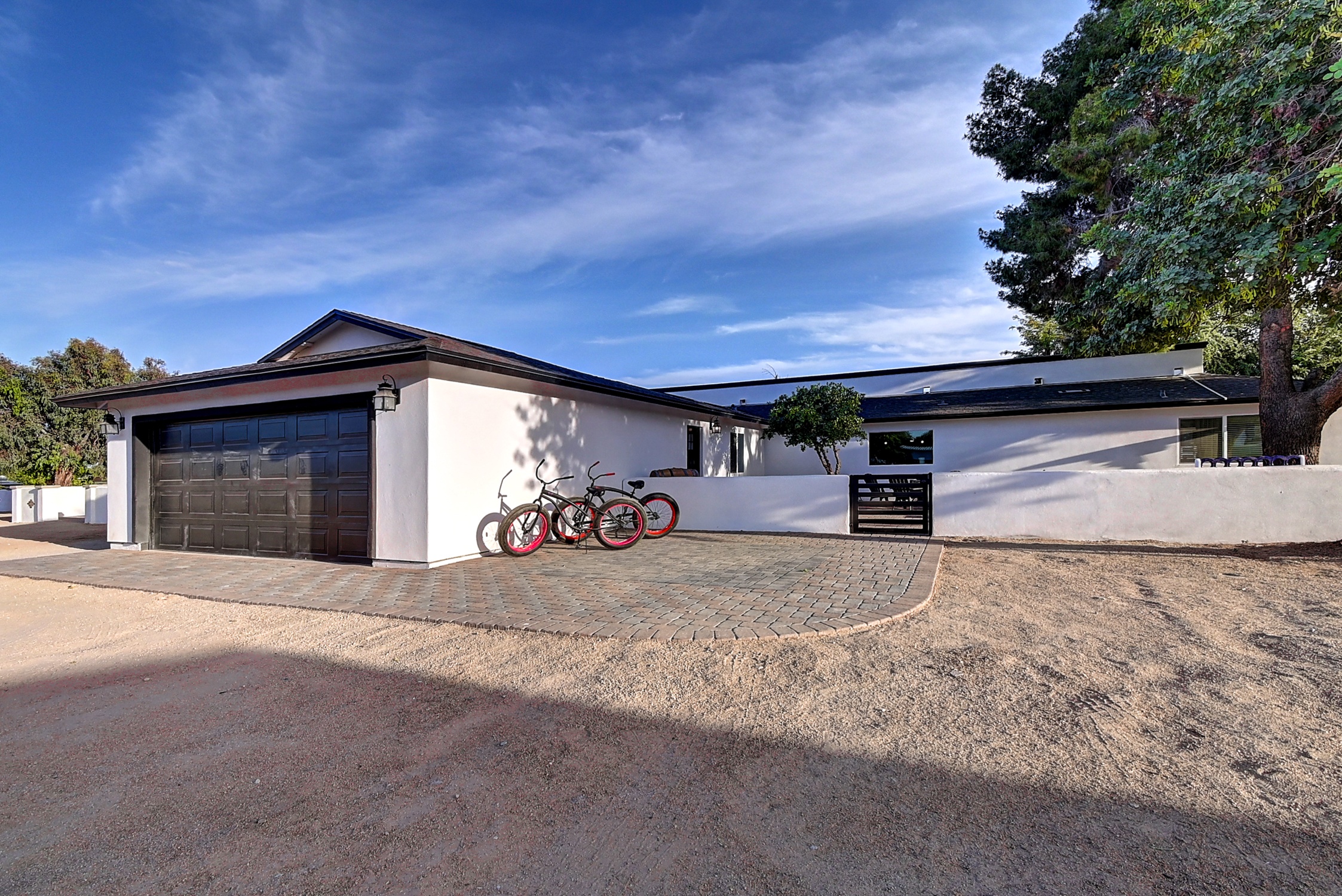 Stunning 6 Bdm Desert Ranch Equestrian Estate! | Living Quarters + Stables | For Rent or Sublet