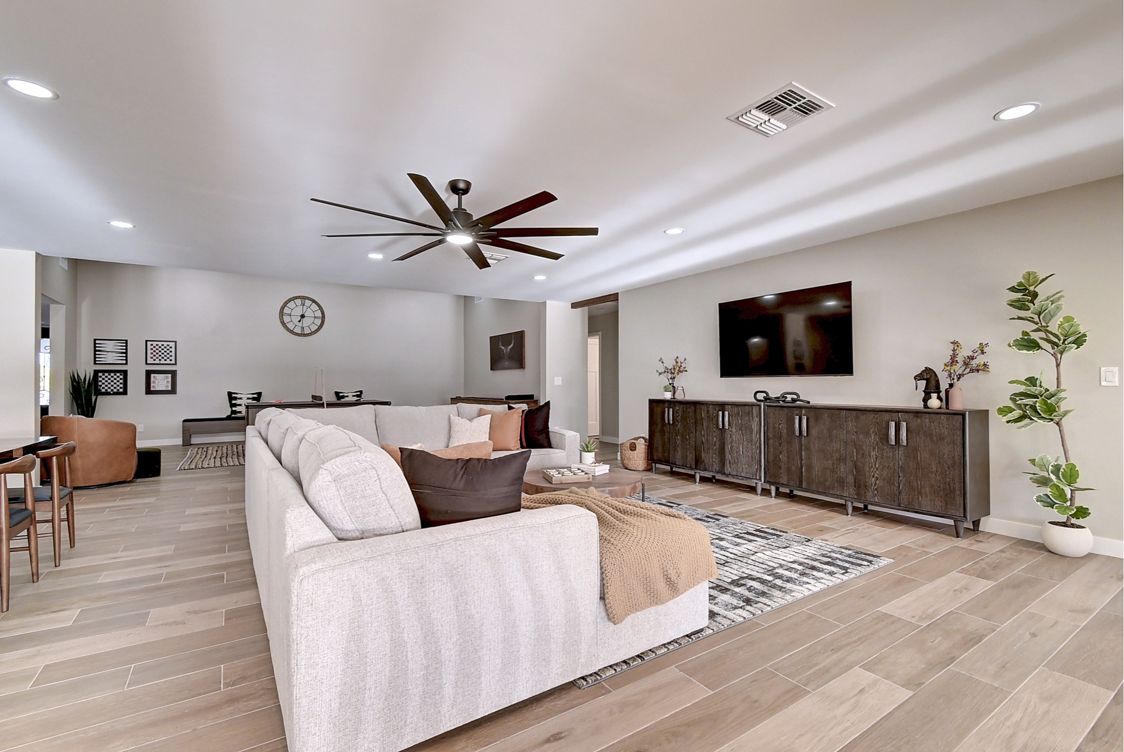 Stunning 6 Bdm Desert Ranch Equestrian Estate! | Living Quarters + Stables | For Rent or Sublet