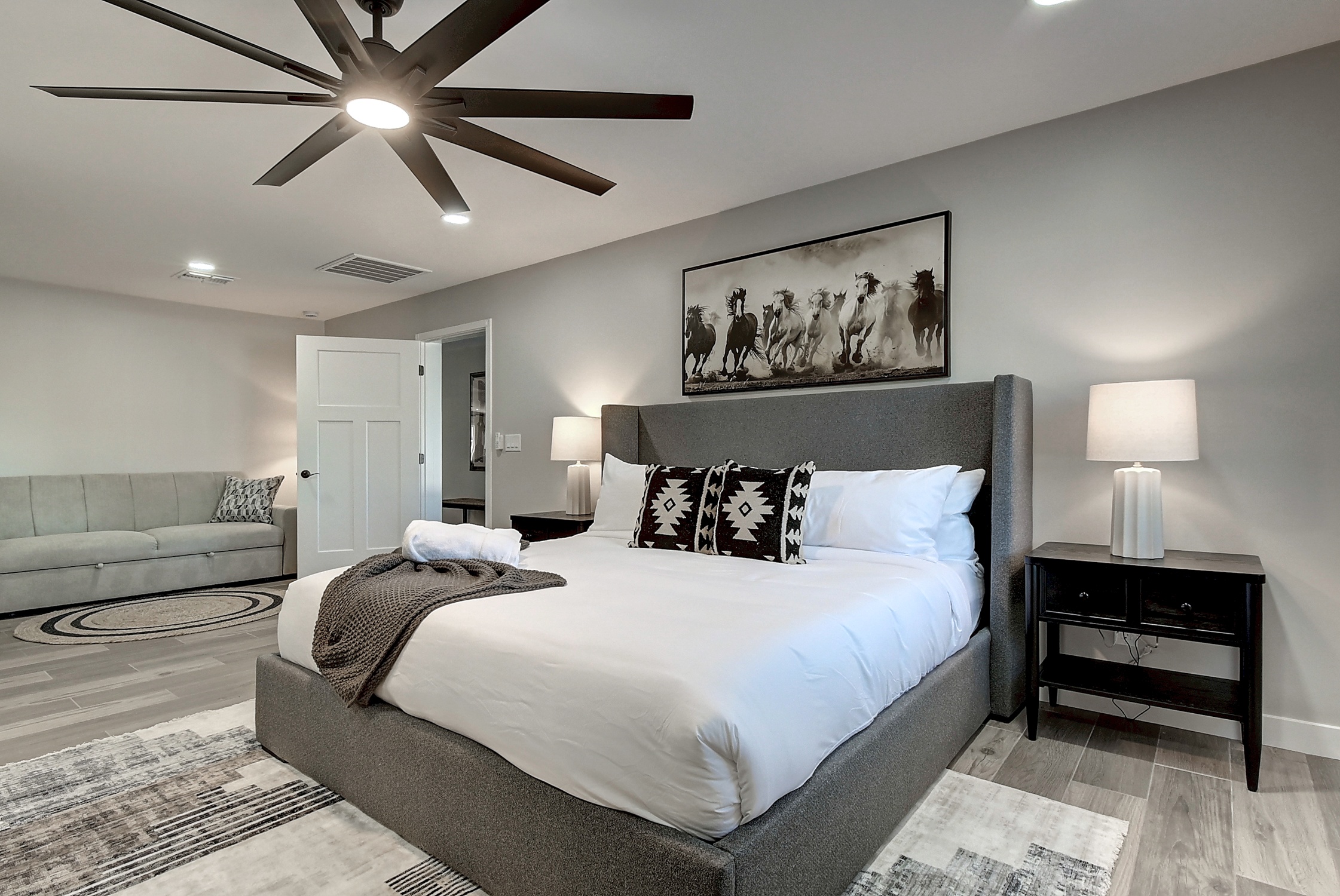 Stunning 6 Bdm Desert Ranch Equestrian Estate! | Living Quarters + Stables | For Rent or Sublet