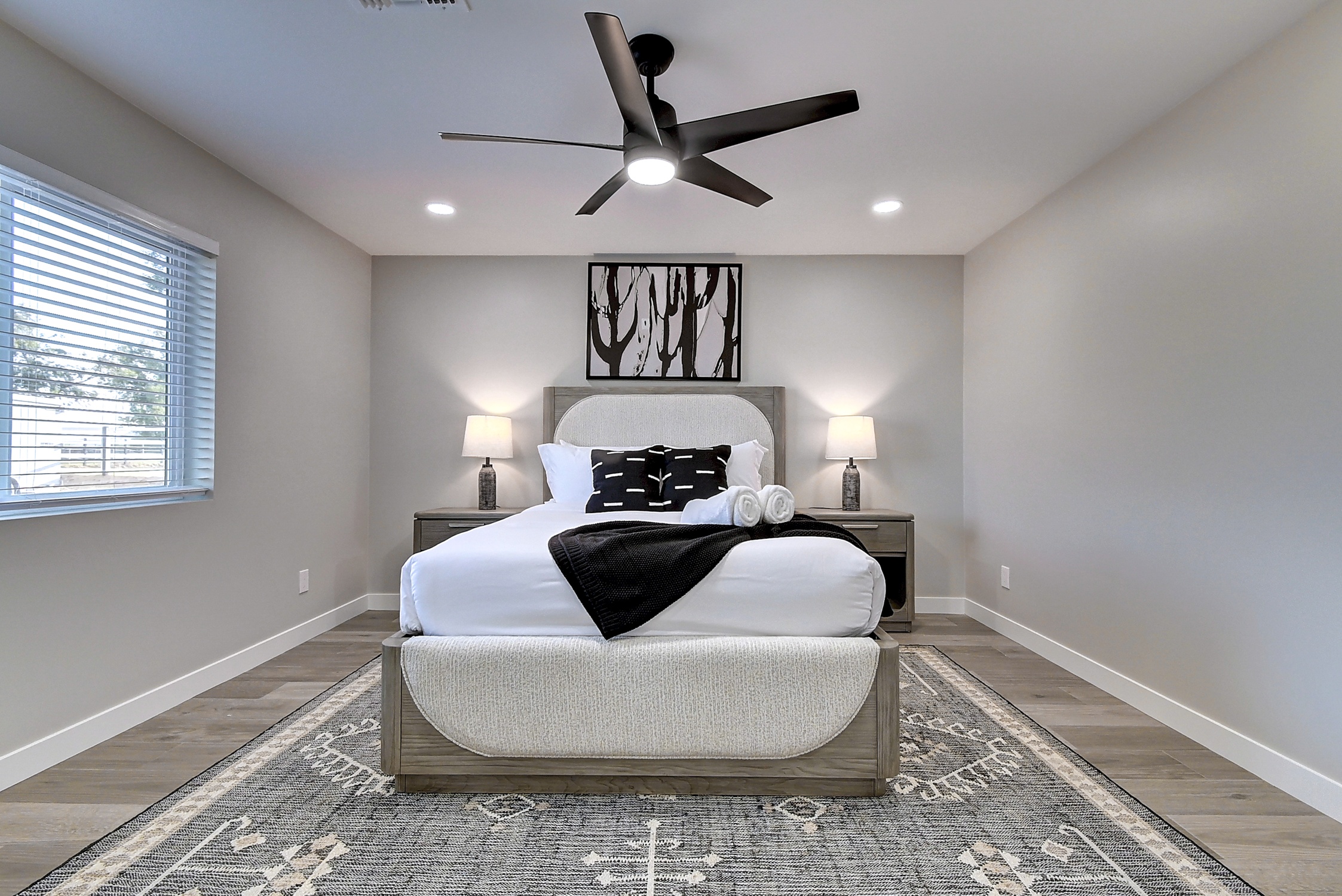 Stunning 6 Bdm Desert Ranch Equestrian Estate! | Living Quarters + Stables | For Rent or Sublet
