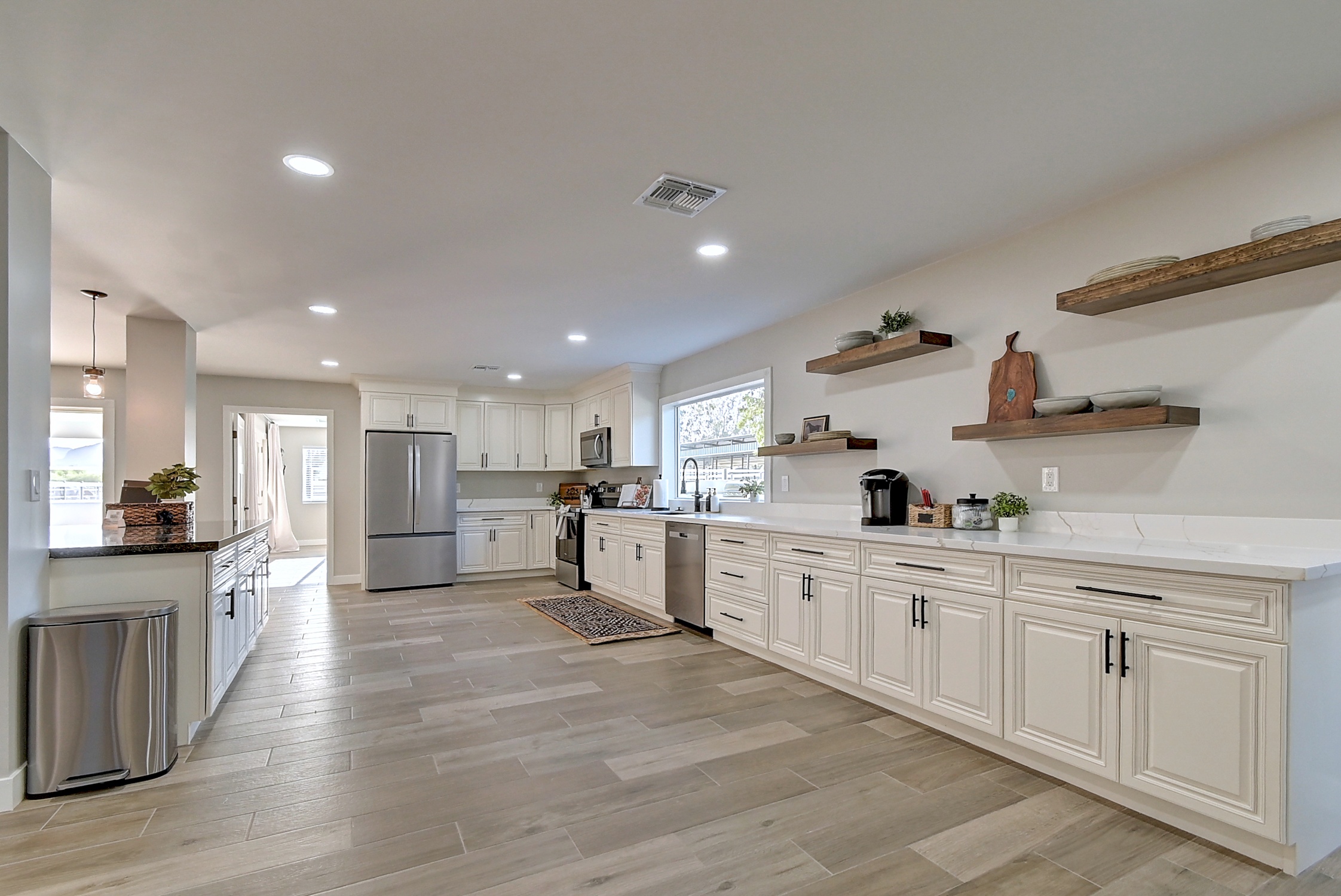 Stunning 6 Bdm Desert Ranch Equestrian Estate! | Living Quarters + Stables | For Rent or Sublet