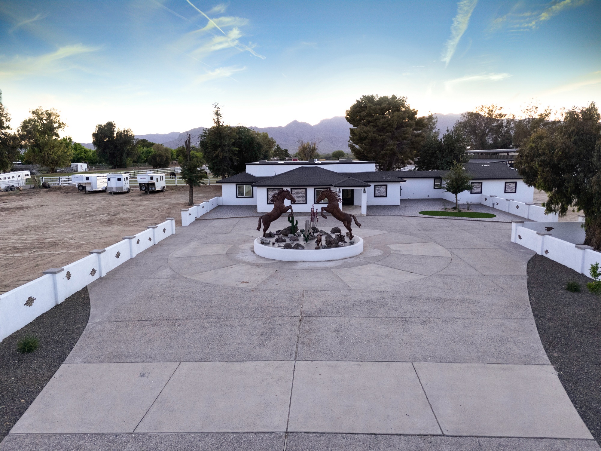 Stunning 6 Bdm Desert Ranch Equestrian Estate! | Living Quarters + Stables | For Rent or Sublet