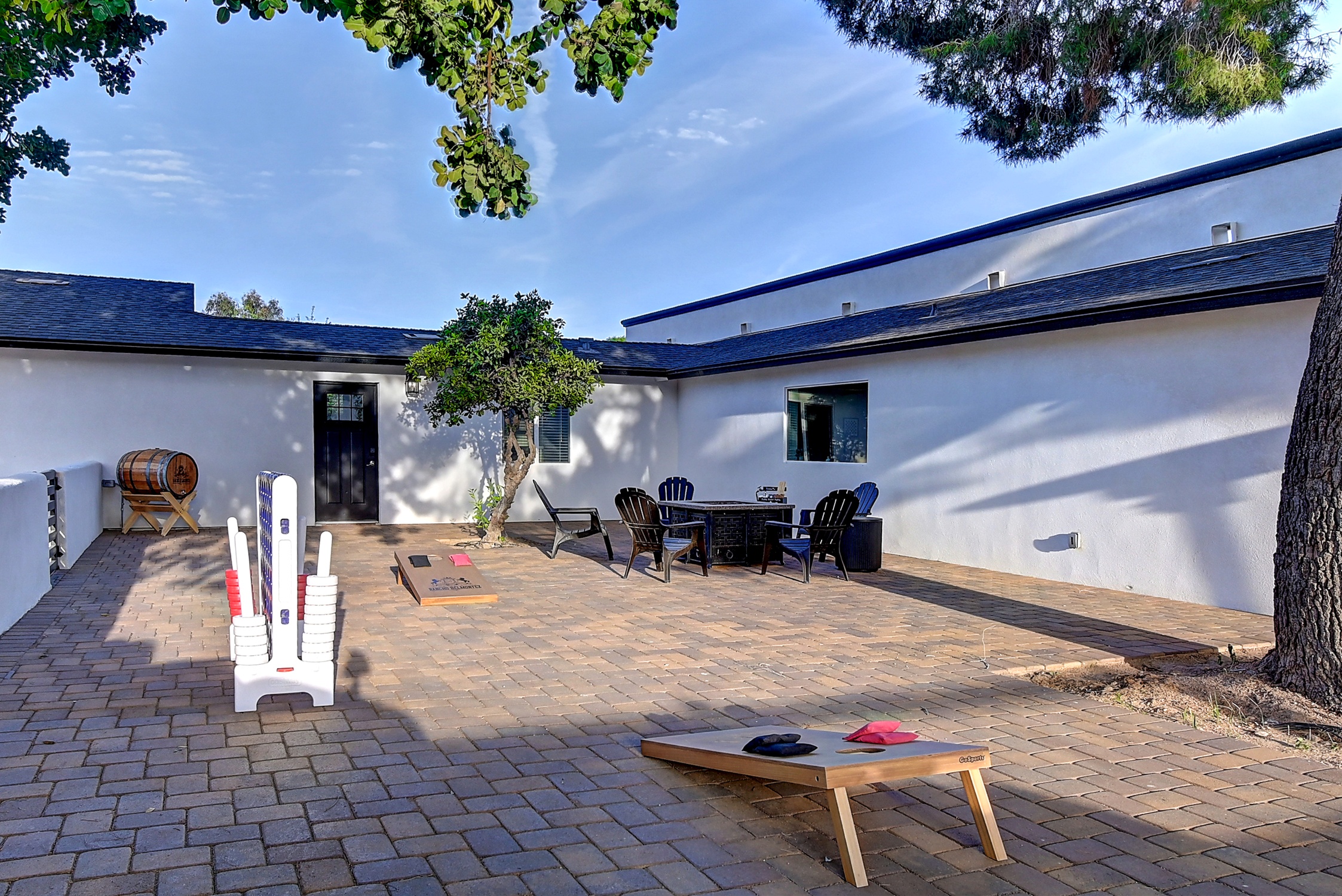 Stunning 6 Bdm Desert Ranch Equestrian Estate! | Living Quarters + Stables | For Rent or Sublet