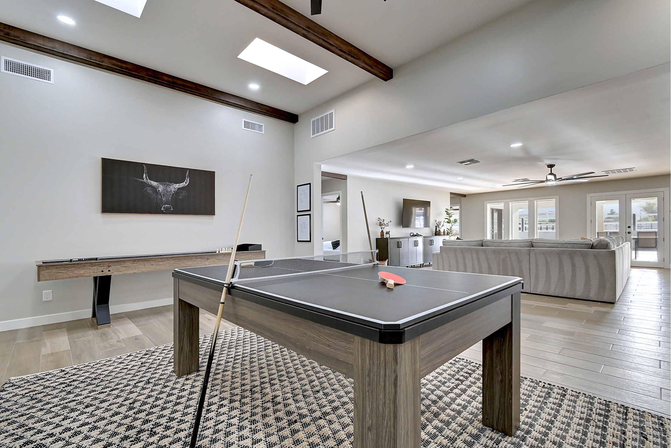 Stunning 6 Bdm Desert Ranch Equestrian Estate! | Living Quarters + Stables | For Rent or Sublet