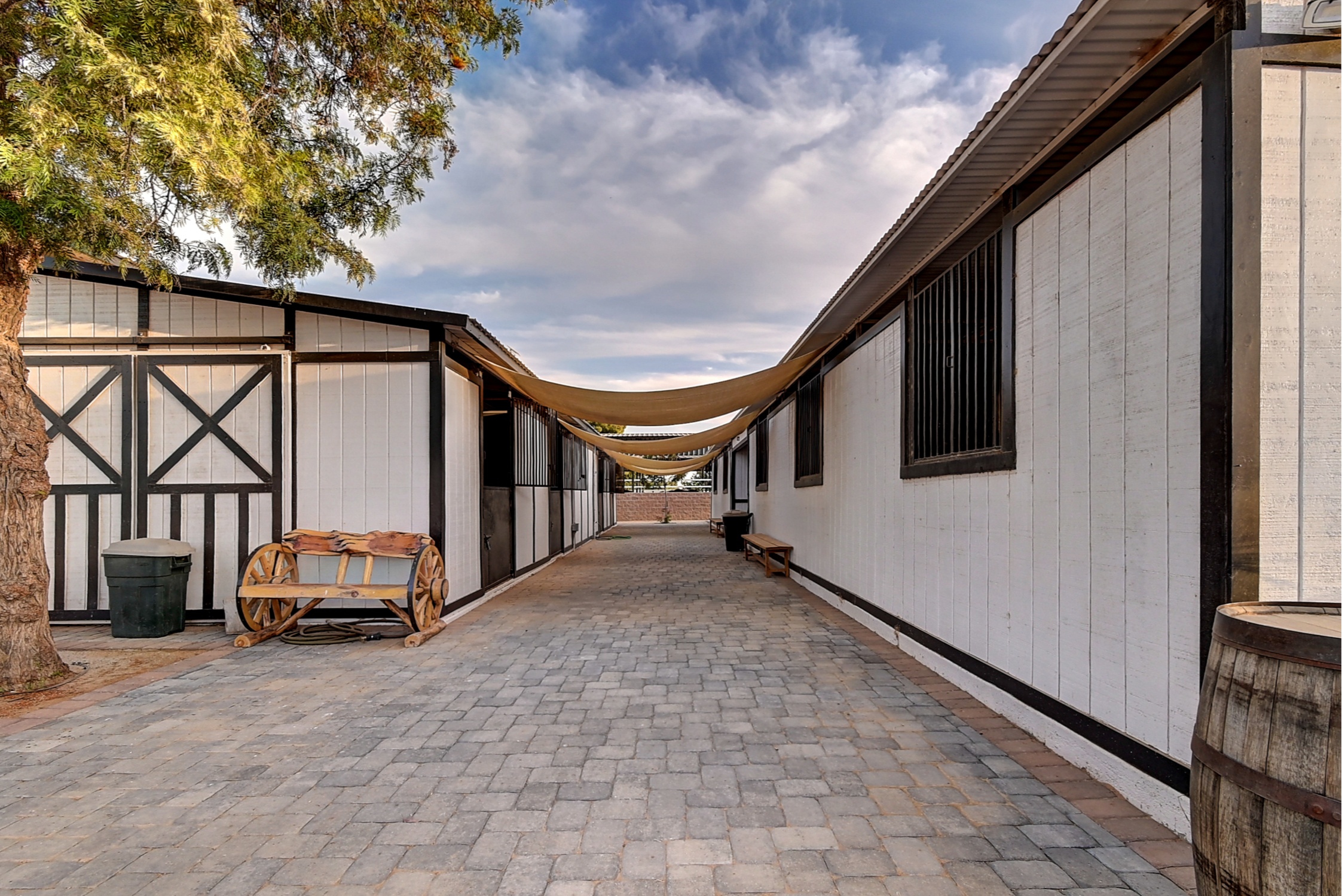 Stunning 6 Bdm Desert Ranch Equestrian Estate! | Living Quarters + Stables | For Rent or Sublet