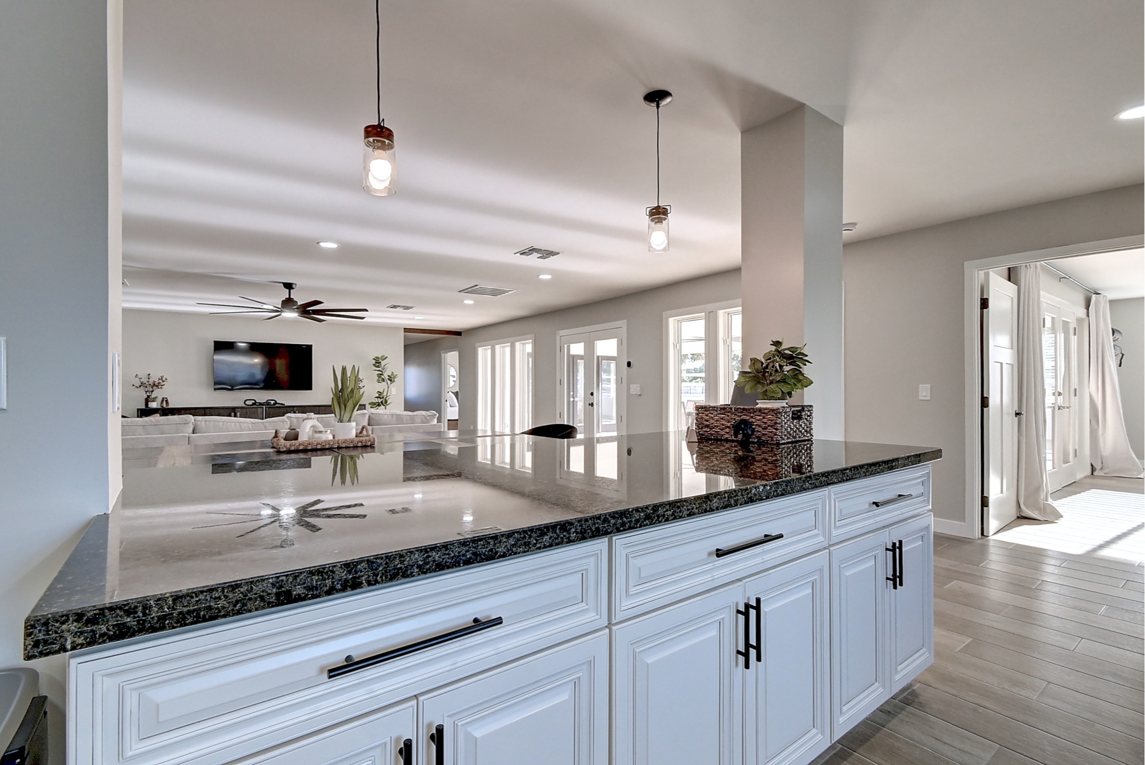Stunning 6 Bdm Desert Ranch Equestrian Estate! | Living Quarters + Stables | For Rent or Sublet