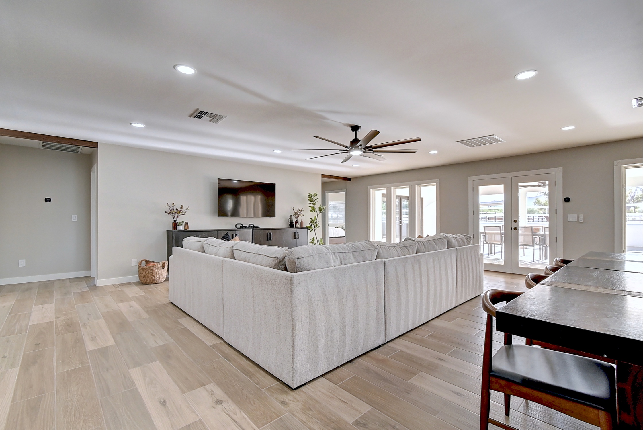 Stunning 6 Bdm Desert Ranch Equestrian Estate! | Living Quarters + Stables | For Rent or Sublet