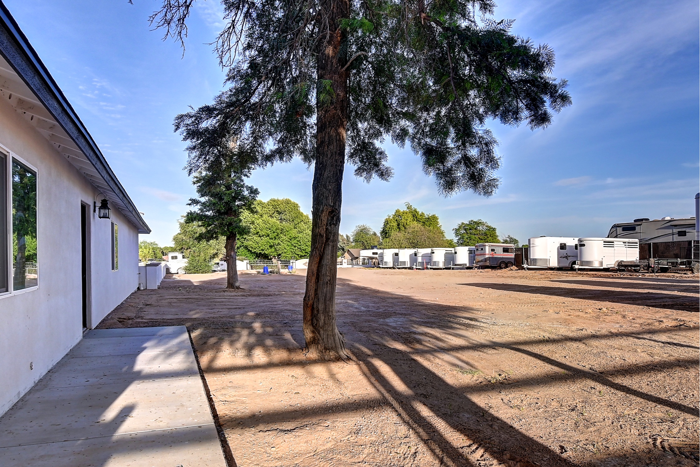 Stunning 6 Bdm Desert Ranch Equestrian Estate! | Living Quarters + Stables | For Rent or Sublet