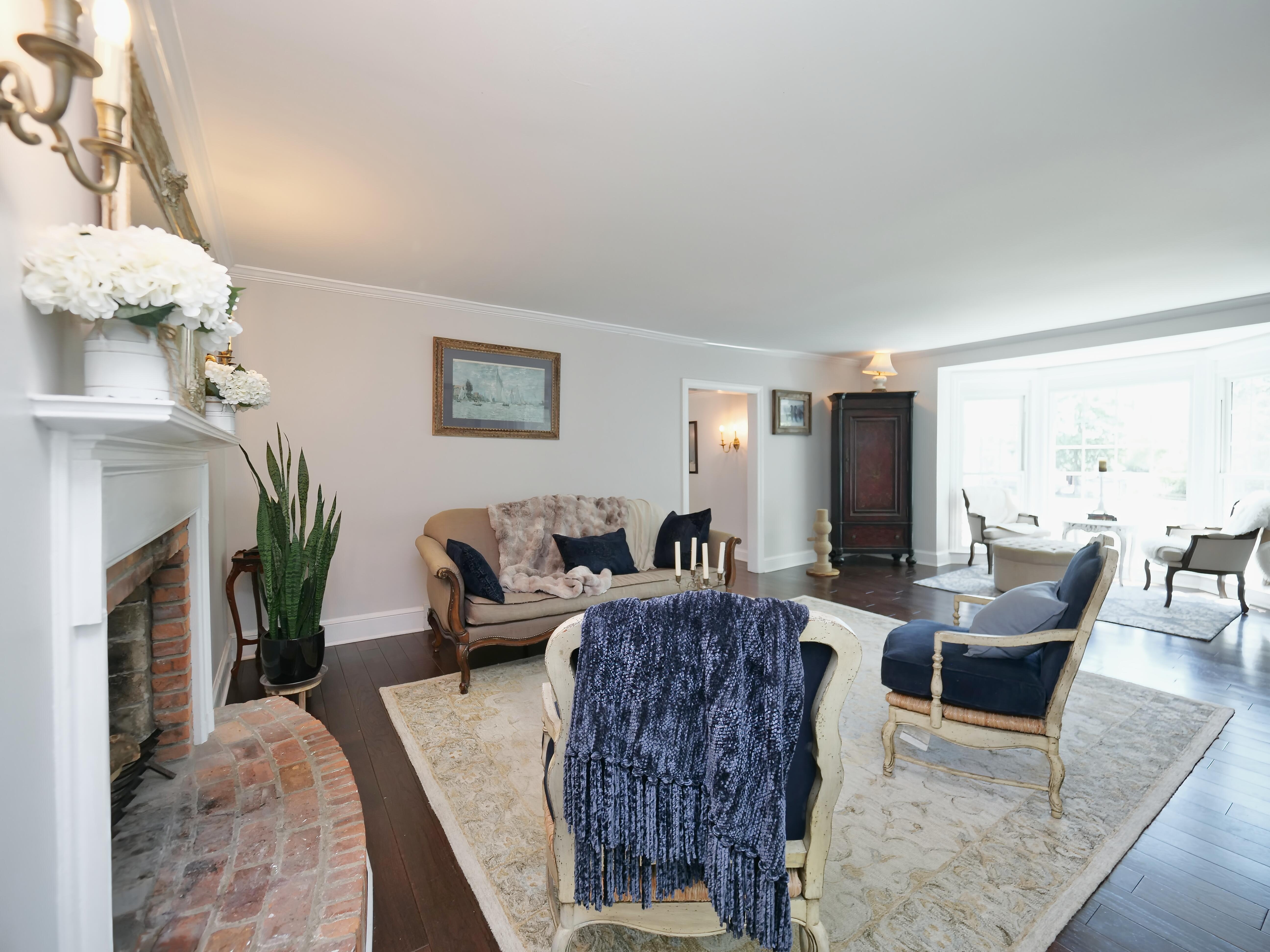 LUXURY EQUESTRIAN ESTATE---owner financing available! | Living Quarters + Stables | For Sale