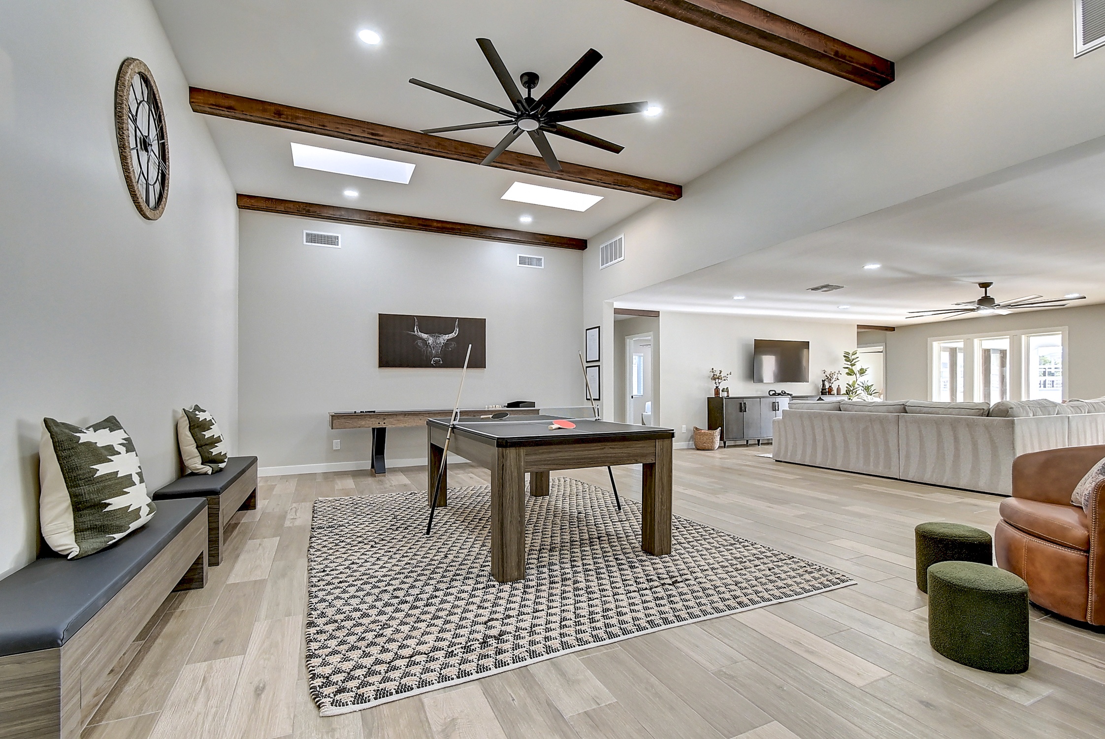 Stunning 6 Bdm Desert Ranch Equestrian Estate! | Living Quarters + Stables | For Rent or Sublet