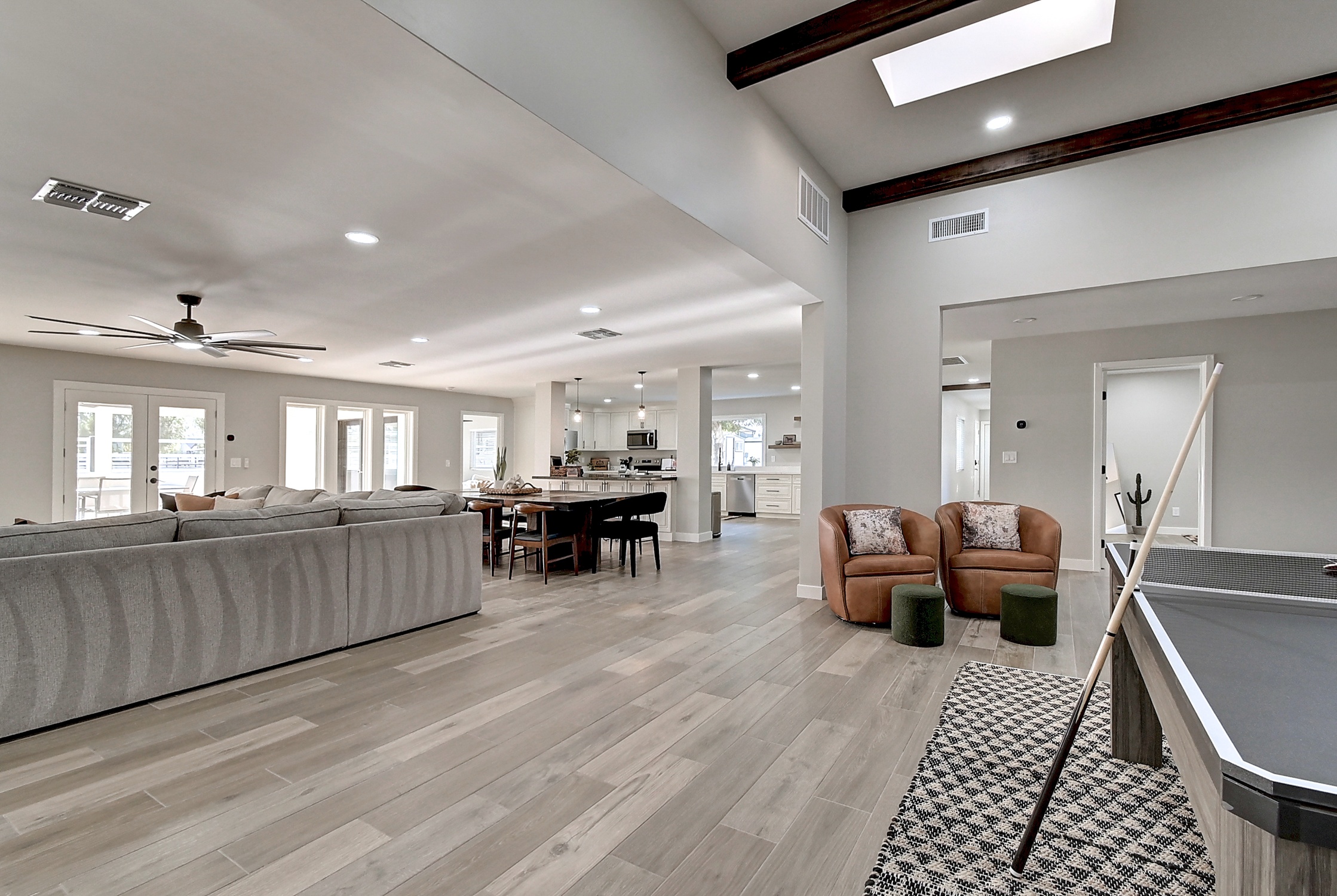 Stunning 6 Bdm Desert Ranch Equestrian Estate! | Living Quarters + Stables | For Rent or Sublet