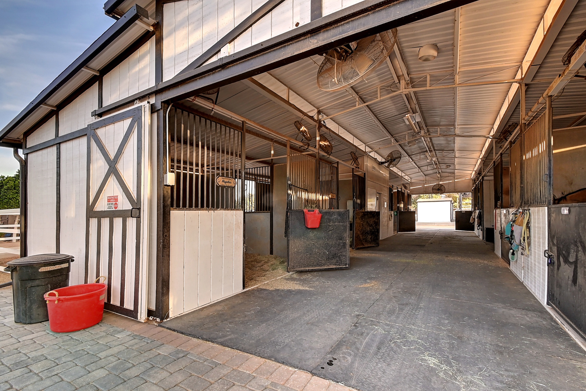 Stunning 6 Bdm Desert Ranch Equestrian Estate! | Living Quarters + Stables | For Rent or Sublet