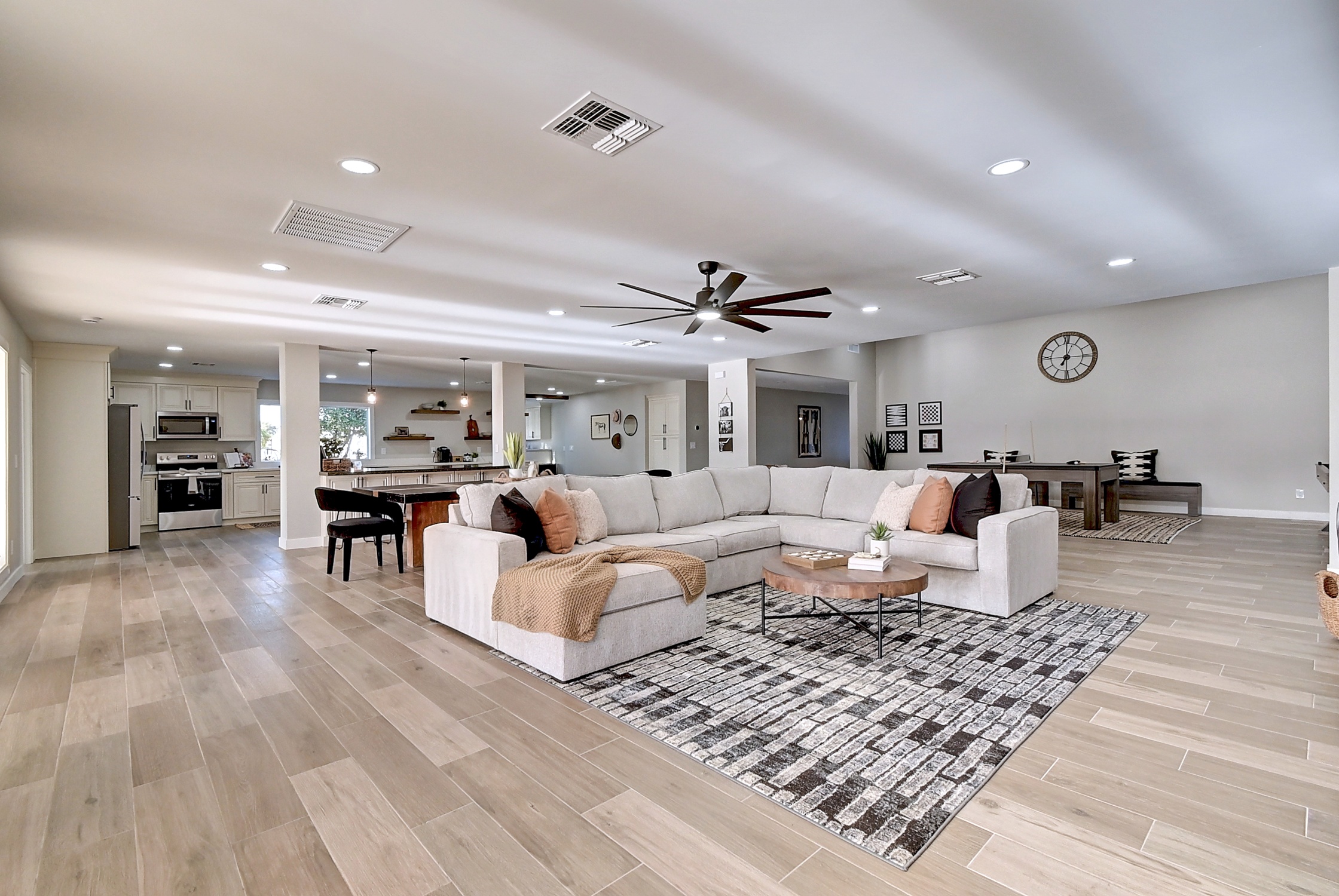 Stunning 6 Bdm Desert Ranch Equestrian Estate! | Living Quarters + Stables | For Rent or Sublet