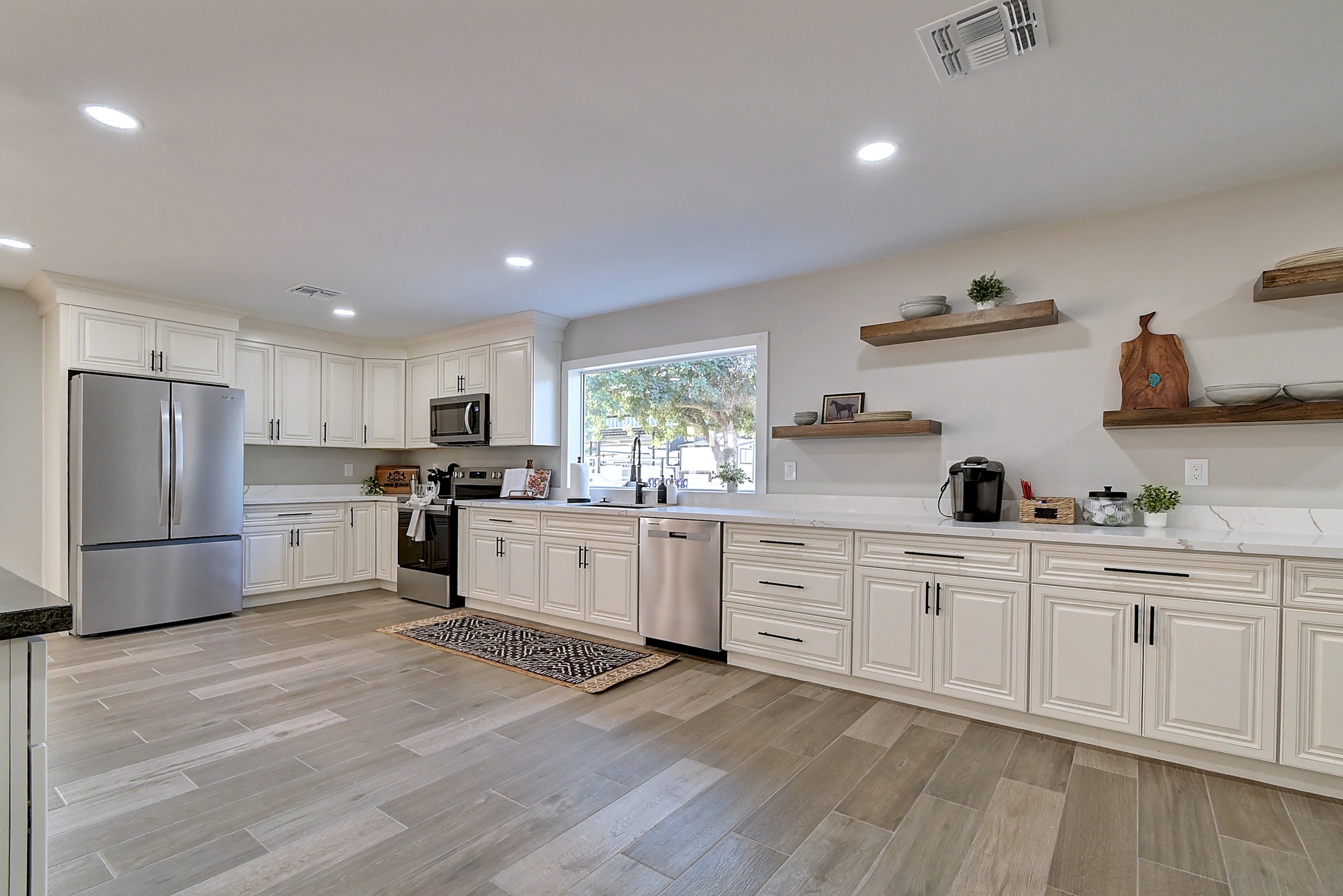 Stunning 6 Bdm Desert Ranch Equestrian Estate! | Living Quarters + Stables | For Rent or Sublet