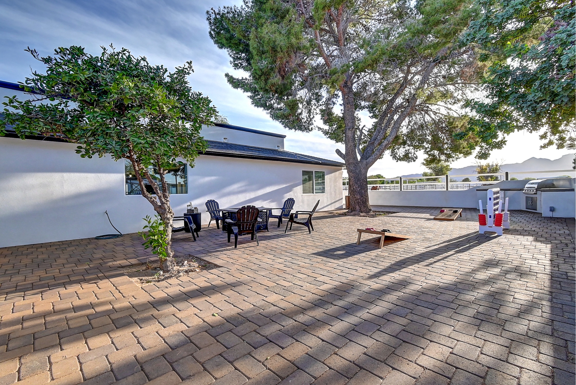Stunning 6 Bdm Desert Ranch Equestrian Estate! | Living Quarters + Stables | For Rent or Sublet