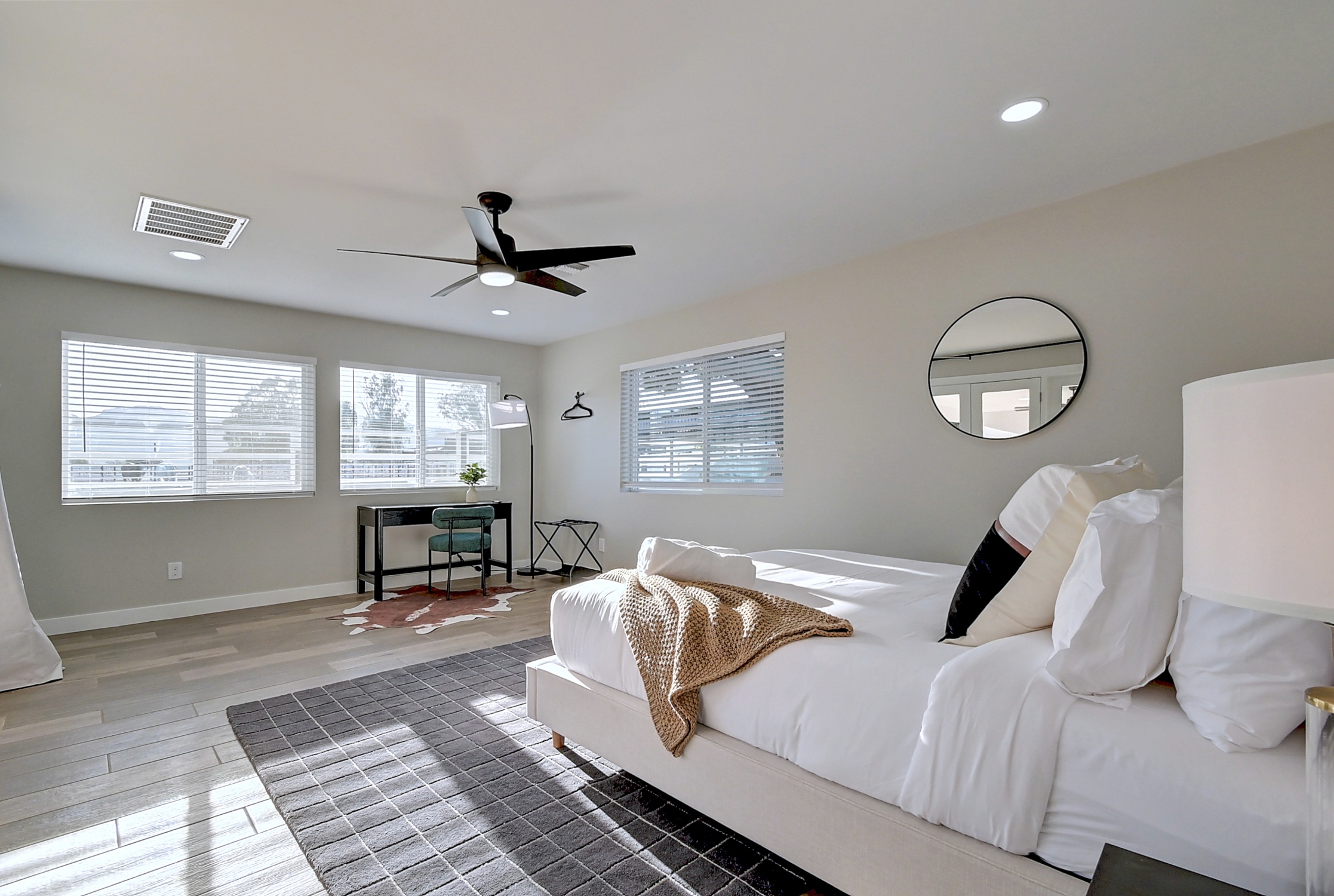 Stunning 6 Bdm Desert Ranch Equestrian Estate! | Living Quarters + Stables | For Rent or Sublet