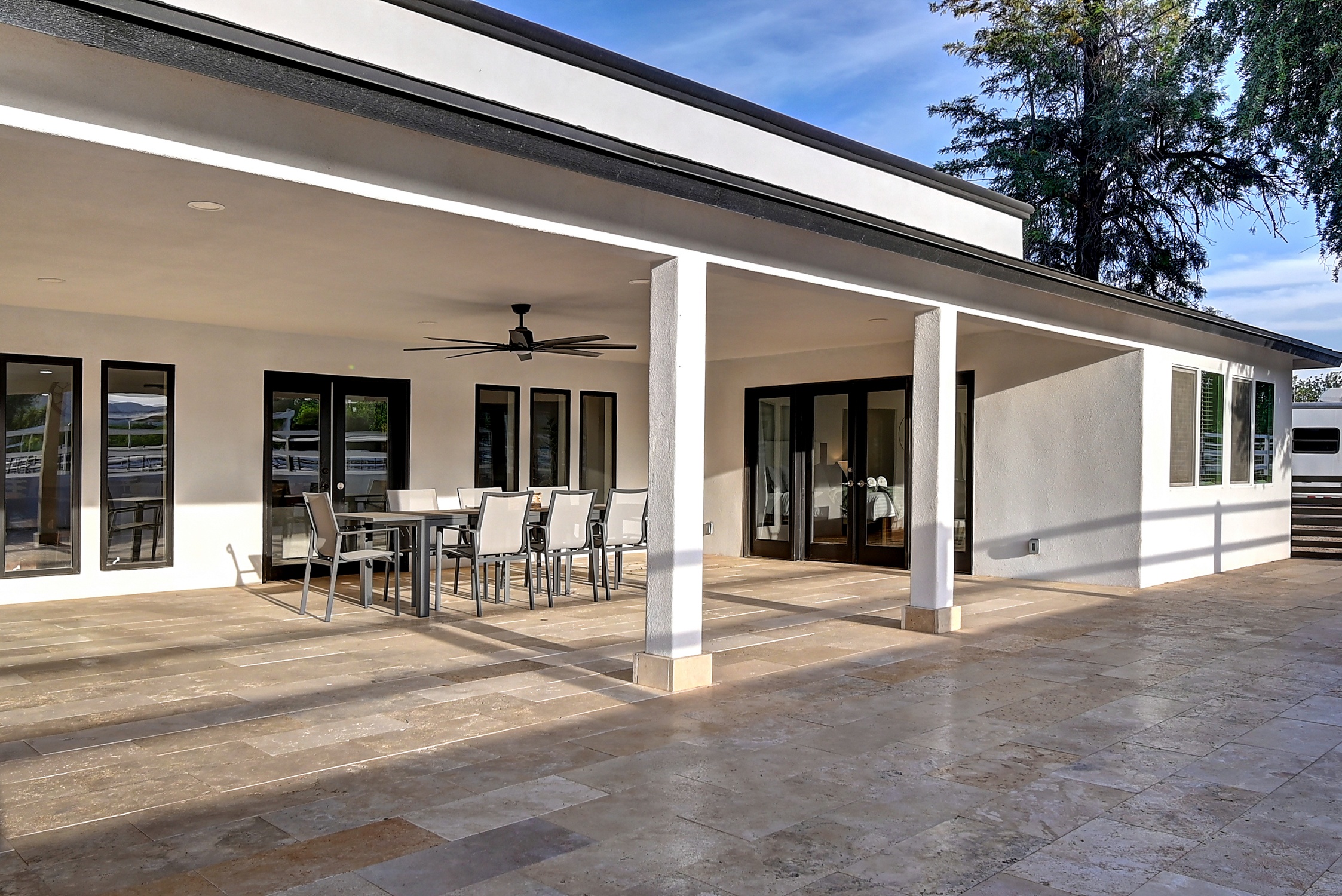 Stunning 6 Bdm Desert Ranch Equestrian Estate! | Living Quarters + Stables | For Rent or Sublet