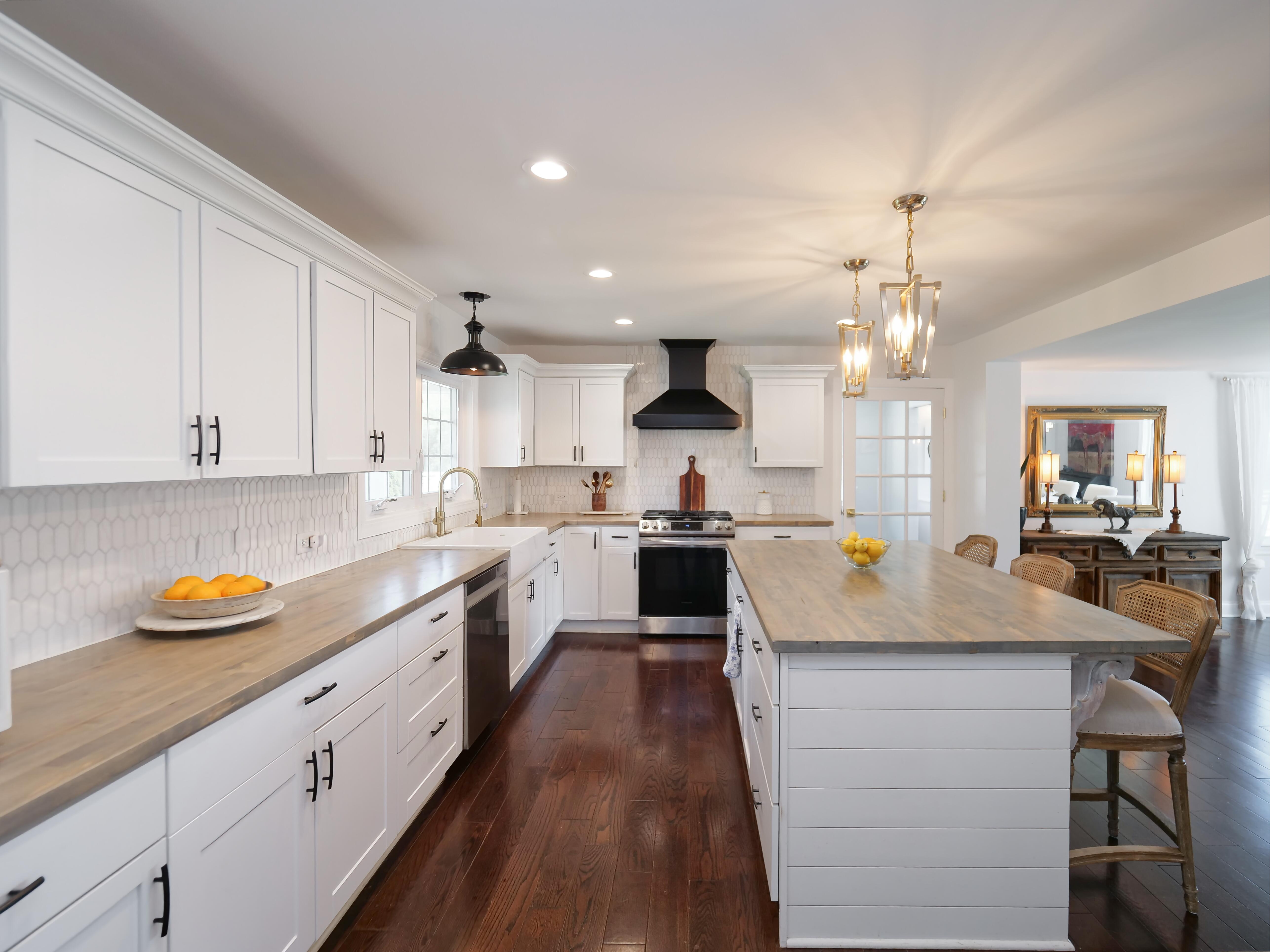 LUXURY EQUESTRIAN ESTATE---owner financing available! | Living Quarters + Stables | For Sale