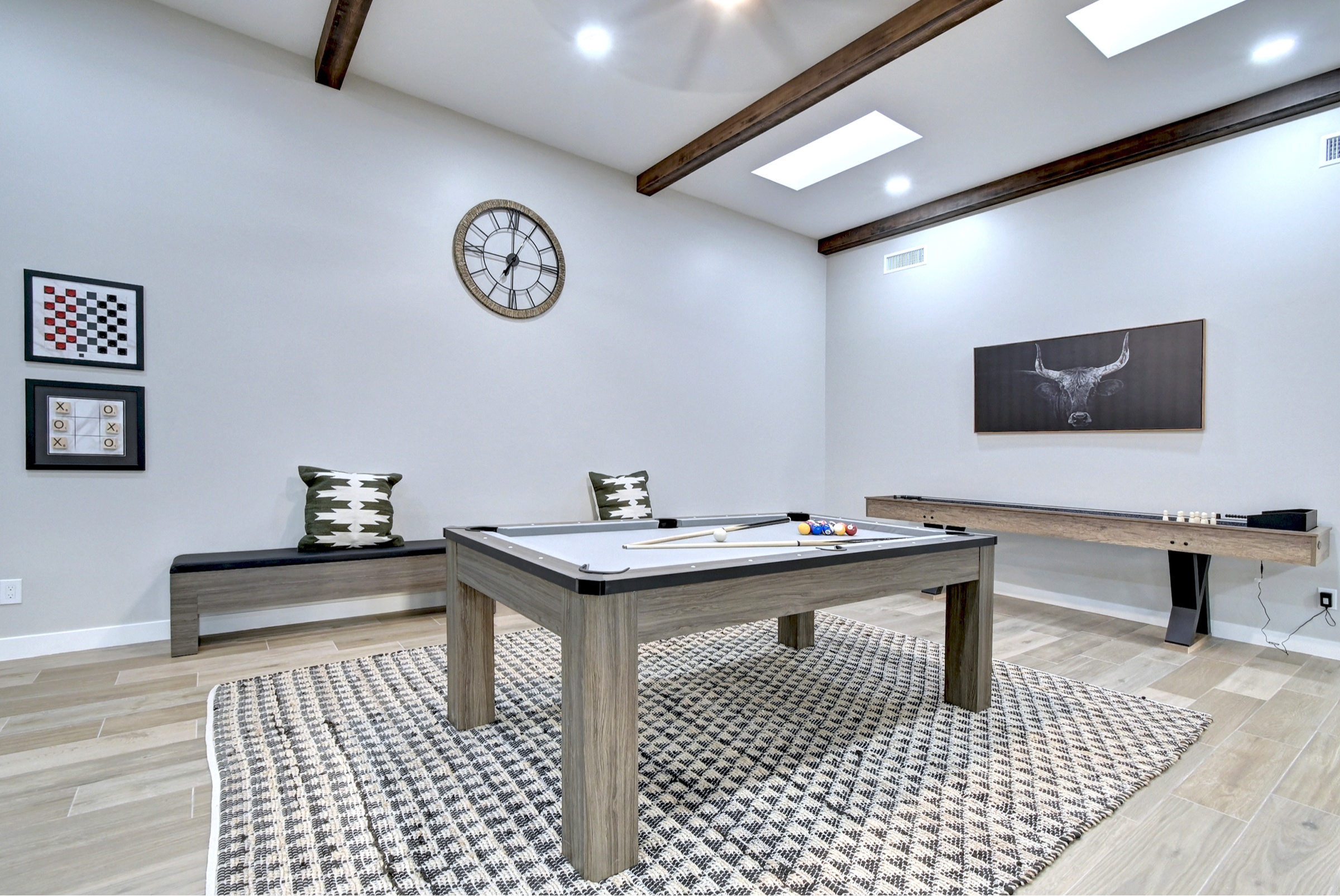 Stunning 6 Bdm Desert Ranch Equestrian Estate! | Living Quarters + Stables | For Rent or Sublet