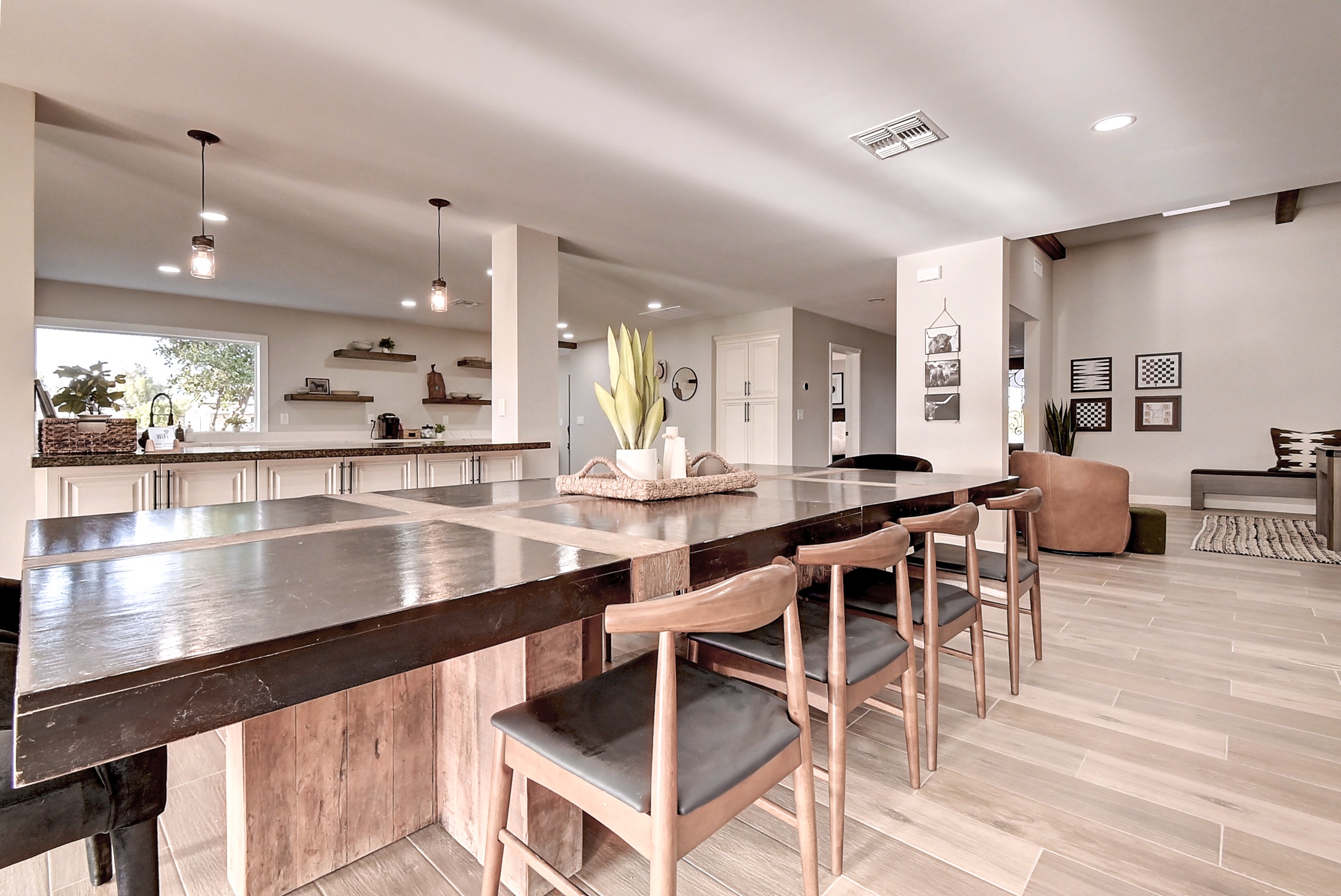 Stunning 6 Bdm Desert Ranch Equestrian Estate! | Living Quarters + Stables | For Rent or Sublet