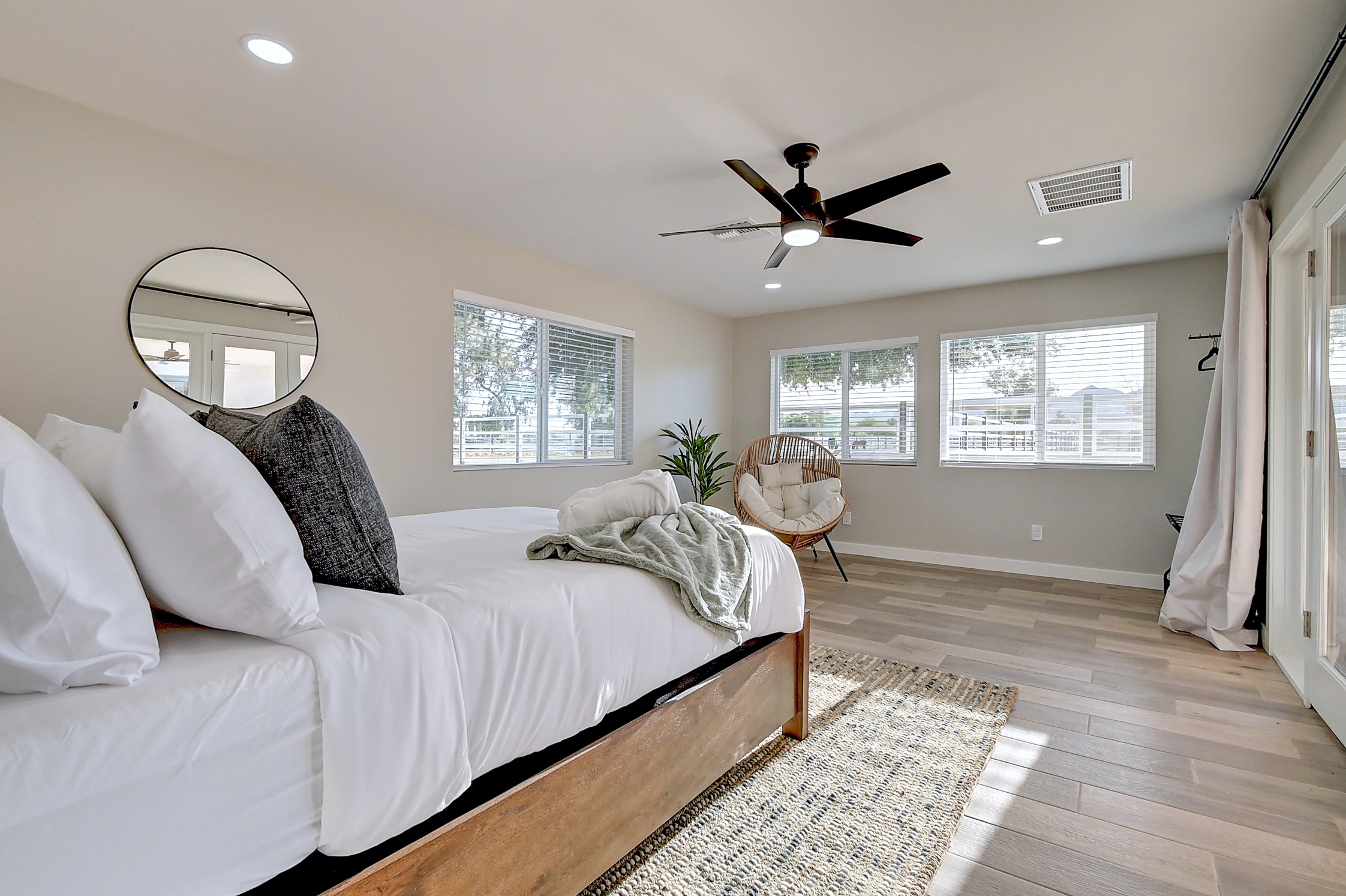 Stunning 6 Bdm Desert Ranch Equestrian Estate! | Living Quarters + Stables | For Rent or Sublet