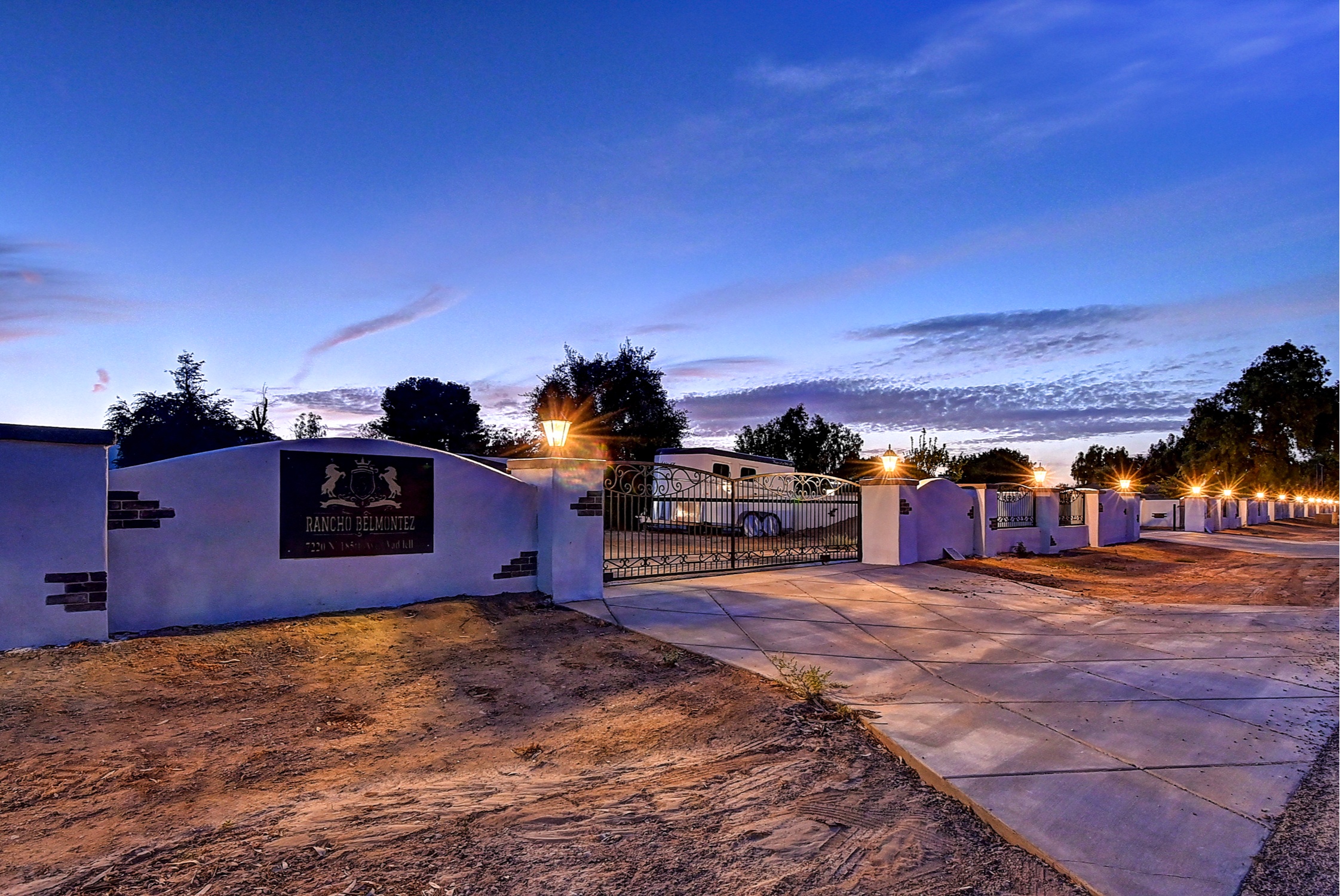 Stunning 6 Bdm Desert Ranch Equestrian Estate! | Living Quarters + Stables | For Rent or Sublet