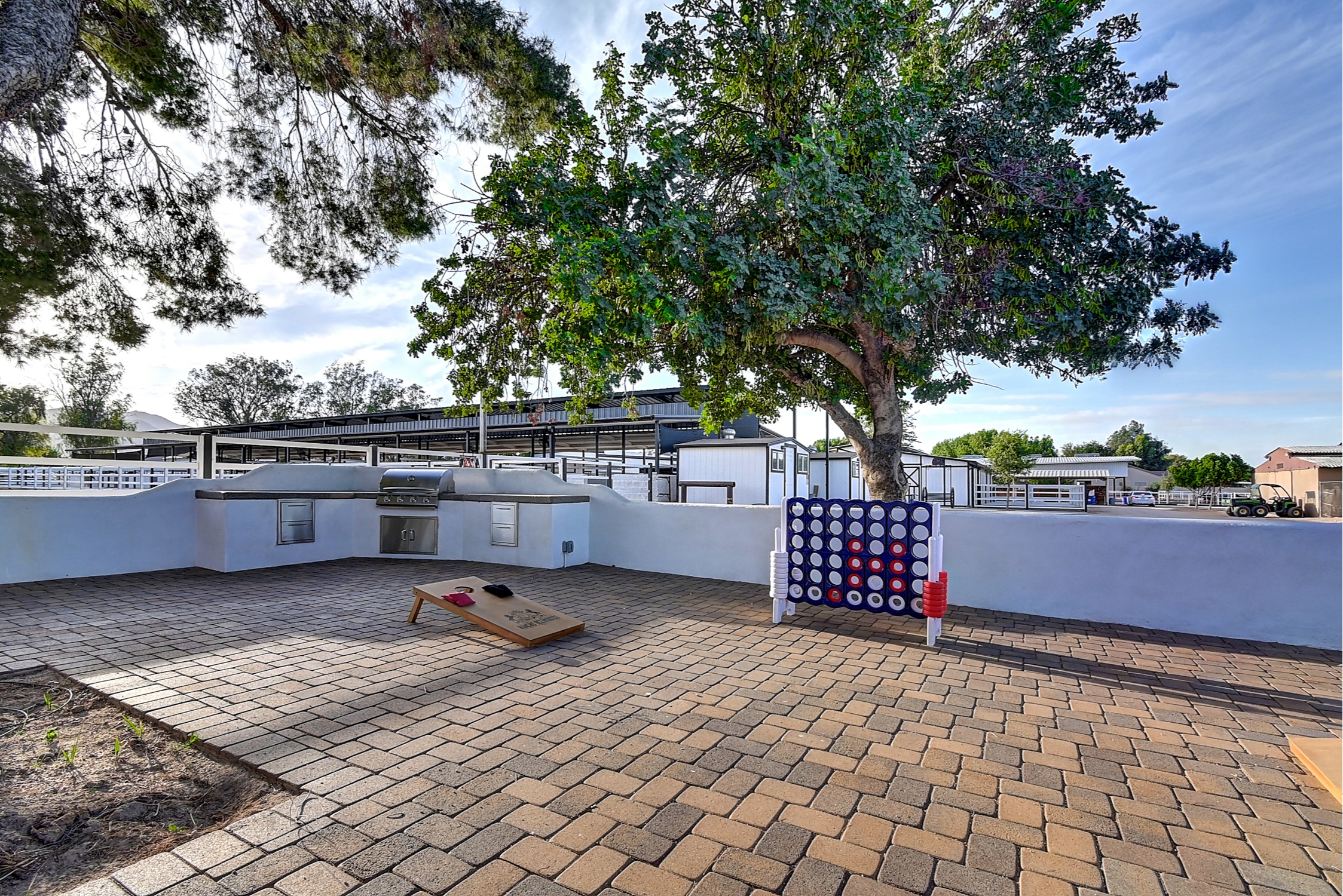 Stunning 6 Bdm Desert Ranch Equestrian Estate! | Living Quarters + Stables | For Rent or Sublet
