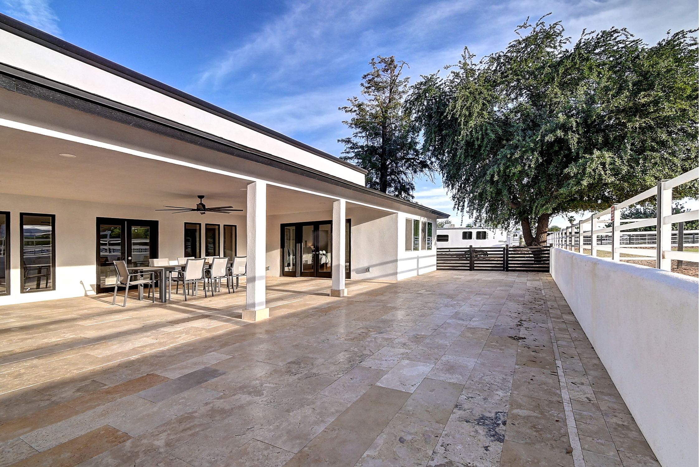 Stunning 6 Bdm Desert Ranch Equestrian Estate! | Living Quarters + Stables | For Rent or Sublet