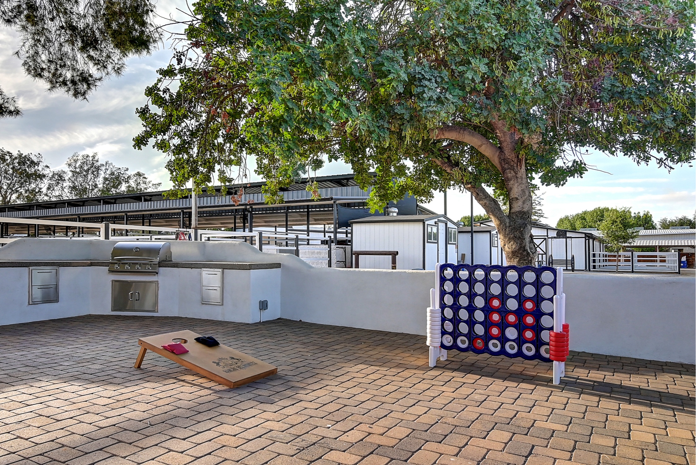 Stunning 6 Bdm Desert Ranch Equestrian Estate! | Living Quarters + Stables | For Rent or Sublet