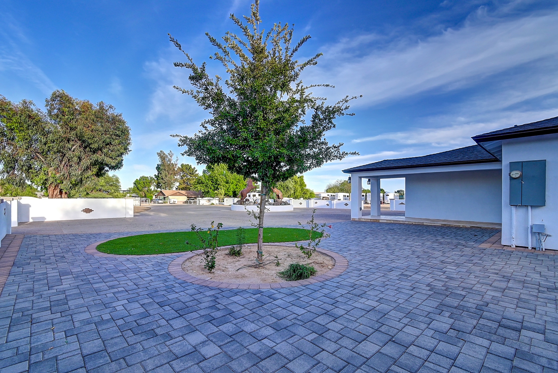 Stunning 6 Bdm Desert Ranch Equestrian Estate! | Living Quarters + Stables | For Rent or Sublet