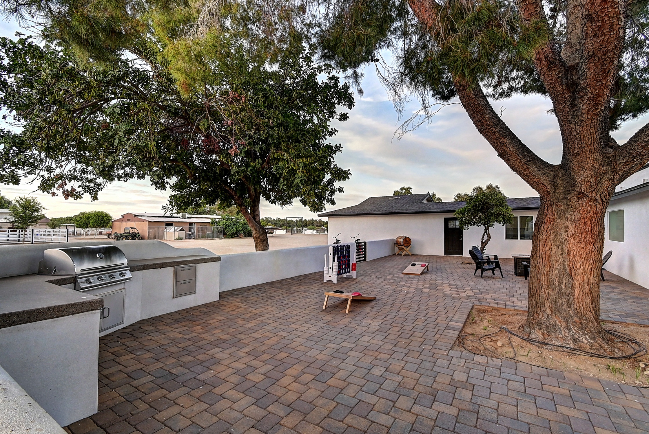 Stunning 6 Bdm Desert Ranch Equestrian Estate! | Living Quarters + Stables | For Rent or Sublet