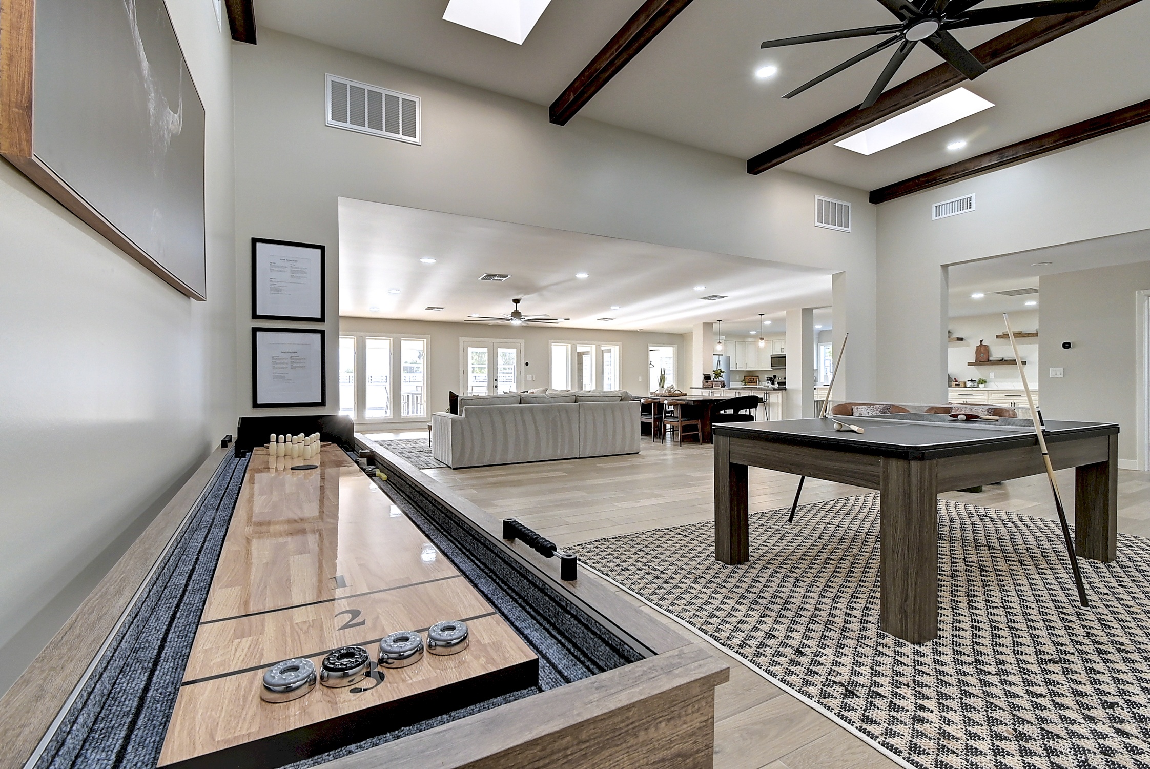 Stunning 6 Bdm Desert Ranch Equestrian Estate! | Living Quarters + Stables | For Rent or Sublet