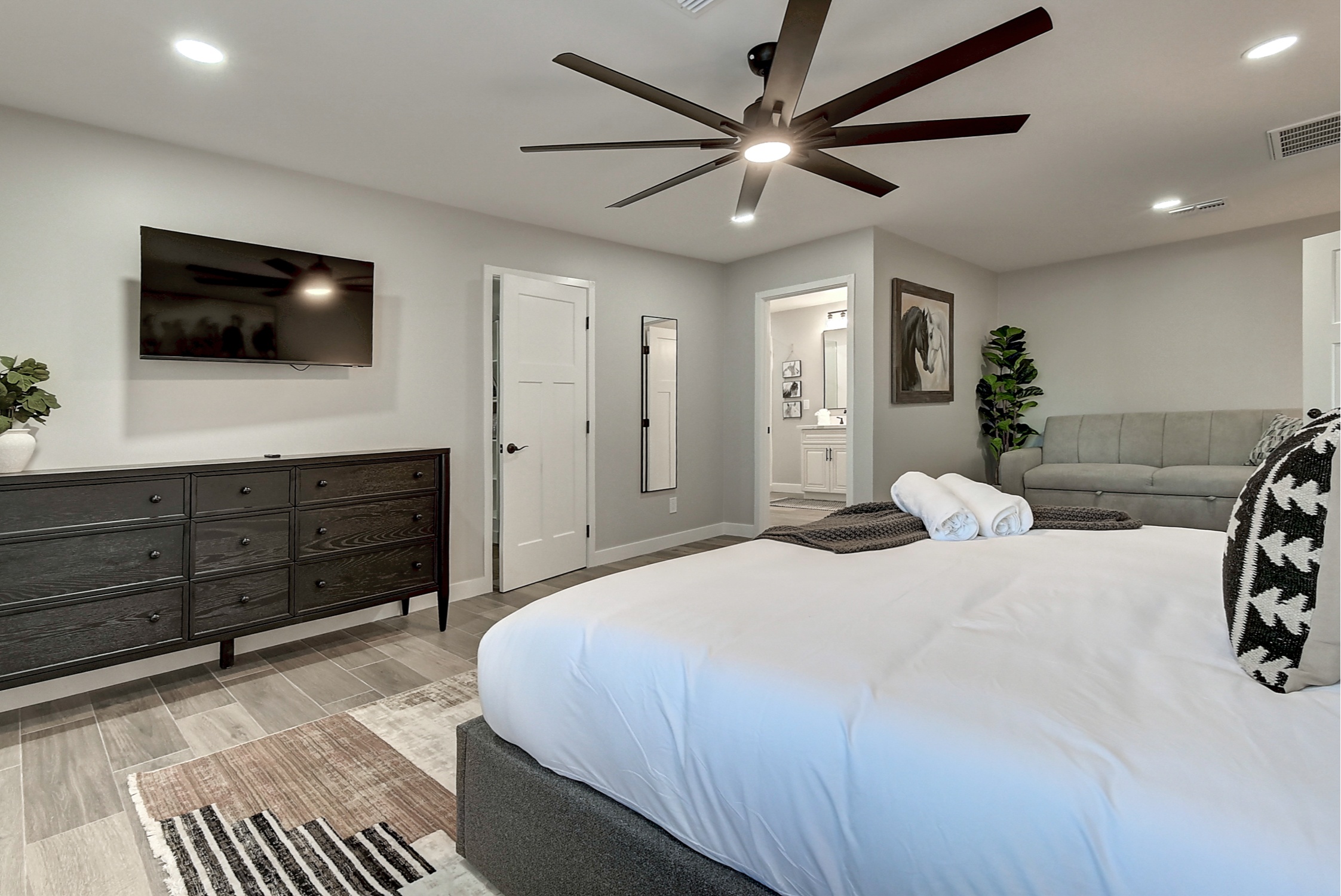 Stunning 6 Bdm Desert Ranch Equestrian Estate! | Living Quarters + Stables | For Rent or Sublet