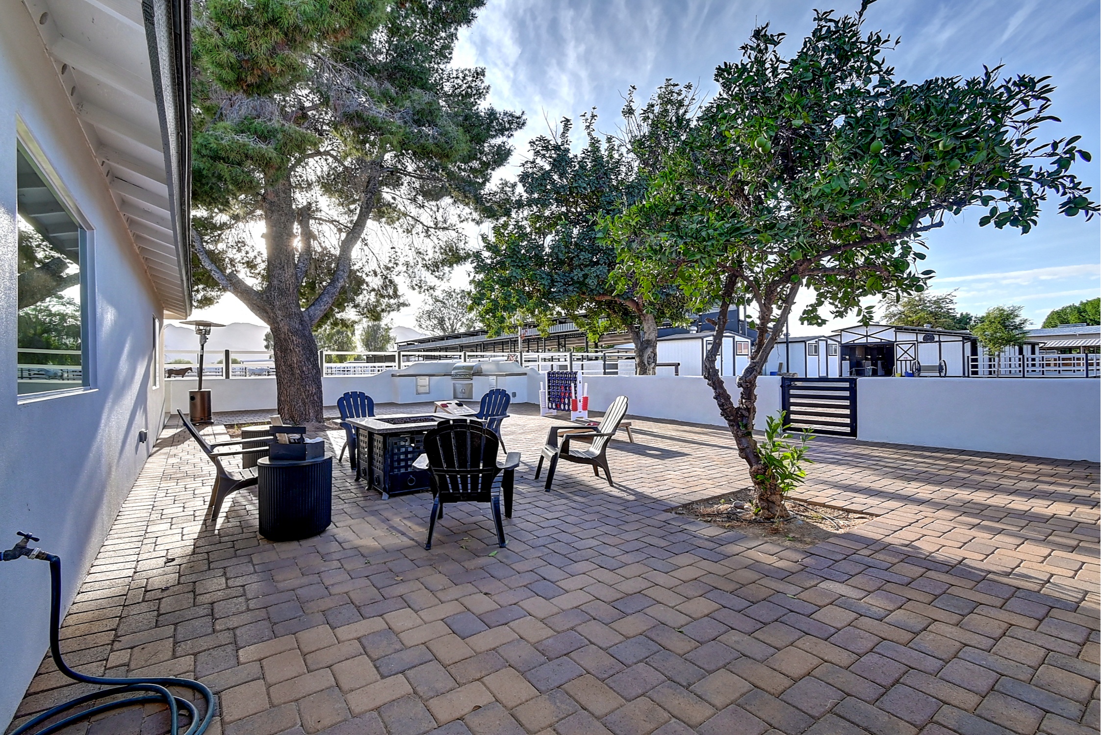Stunning 6 Bdm Desert Ranch Equestrian Estate! | Living Quarters + Stables | For Rent or Sublet