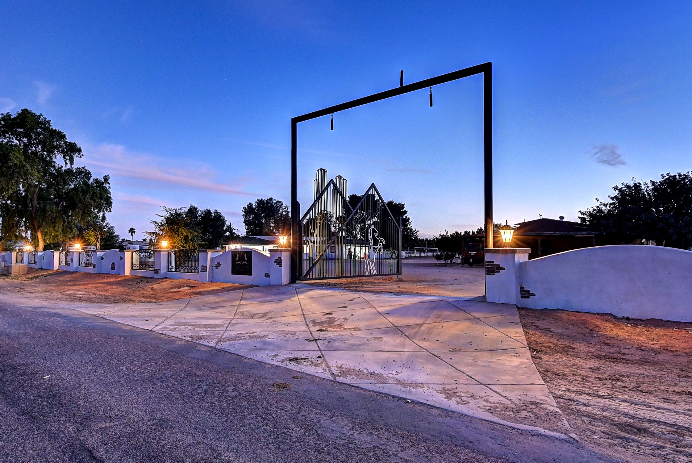Stunning 6 Bdm Desert Ranch Equestrian Estate! | Living Quarters + Stables | For Rent or Sublet