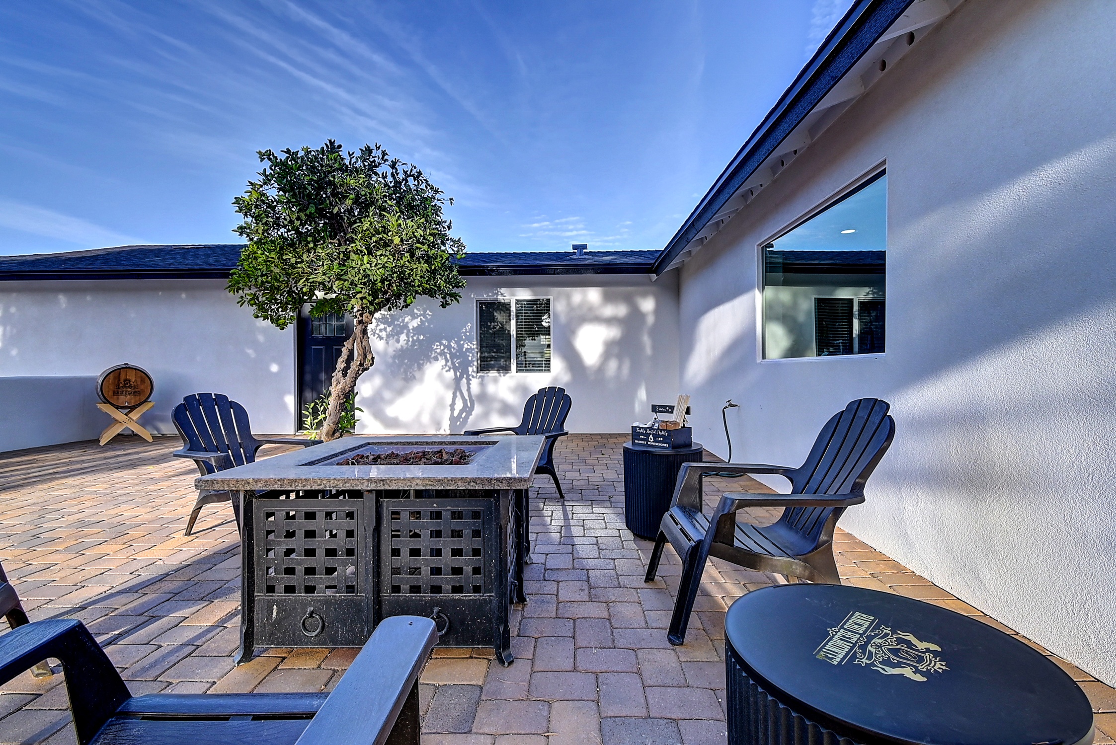 Stunning 6 Bdm Desert Ranch Equestrian Estate! | Living Quarters + Stables | For Rent or Sublet