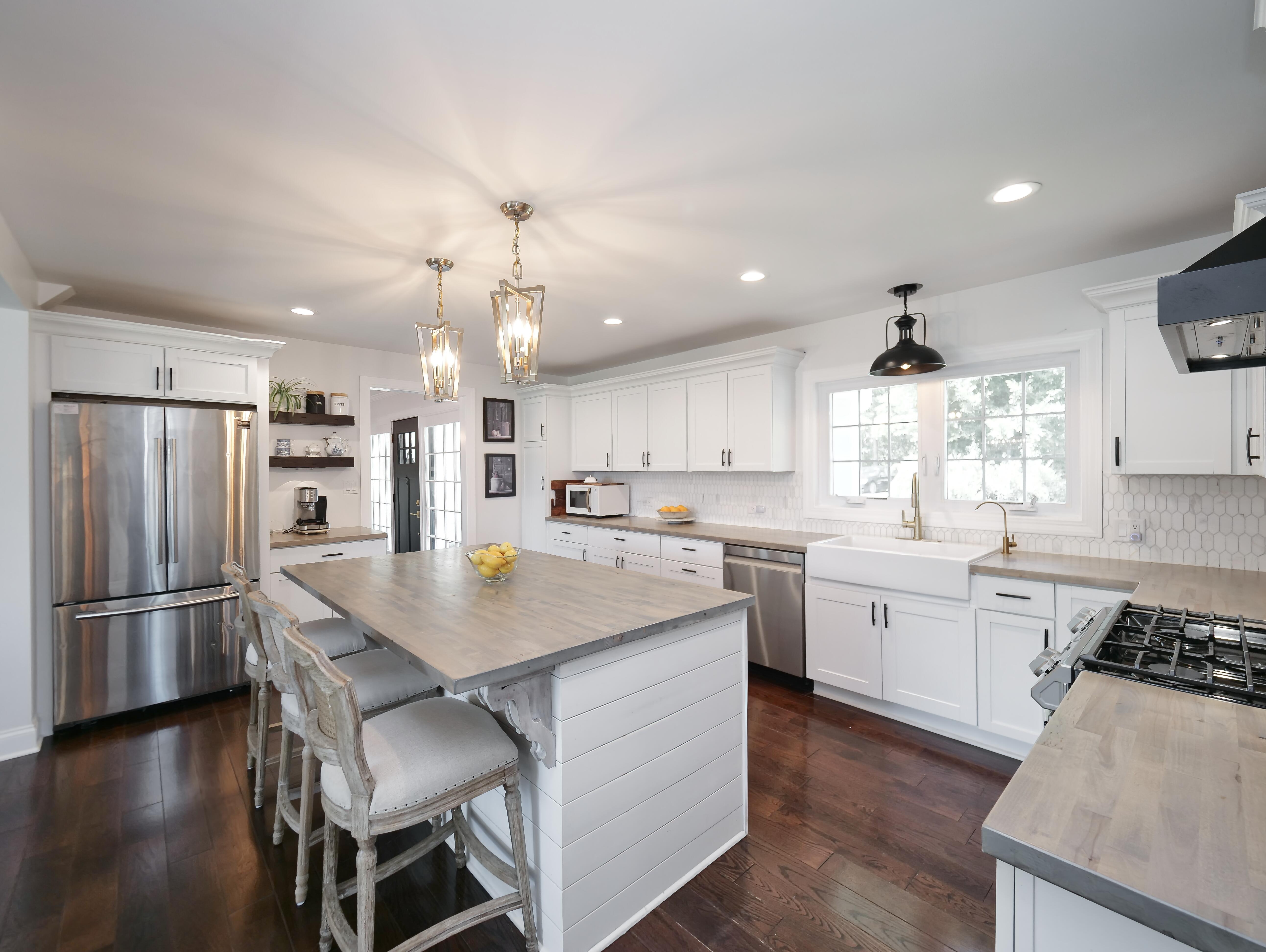 LUXURY EQUESTRIAN ESTATE---owner financing available! | Living Quarters + Stables | For Sale