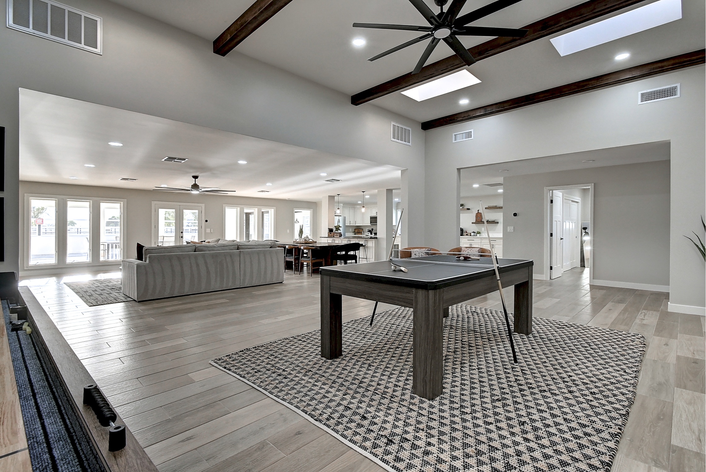 Stunning 6 Bdm Desert Ranch Equestrian Estate! | Living Quarters + Stables | For Rent or Sublet